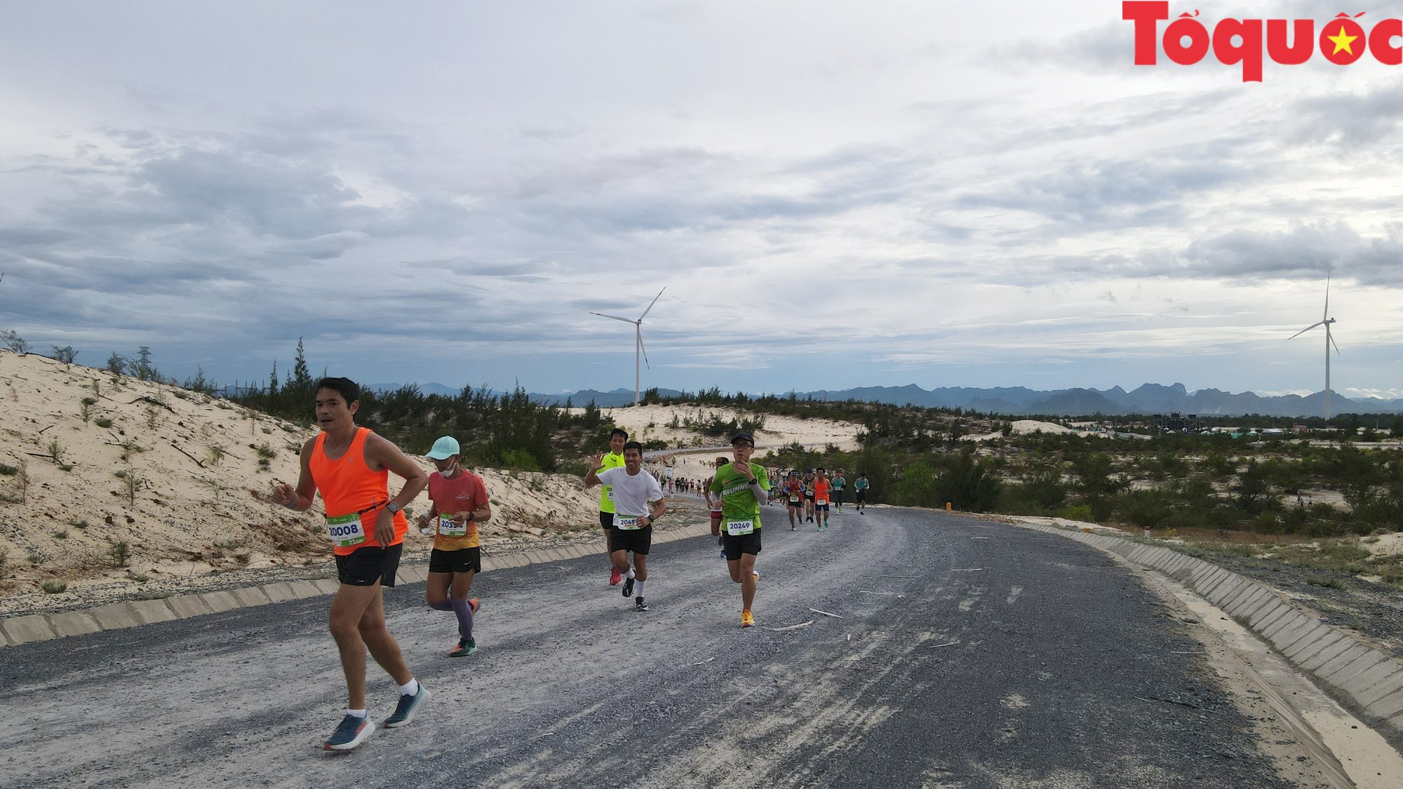 Ấn tượng giải chạy Marathon &quot;xanh&quot; trên đồi cát trắng Quảng Bình - Ảnh 5.