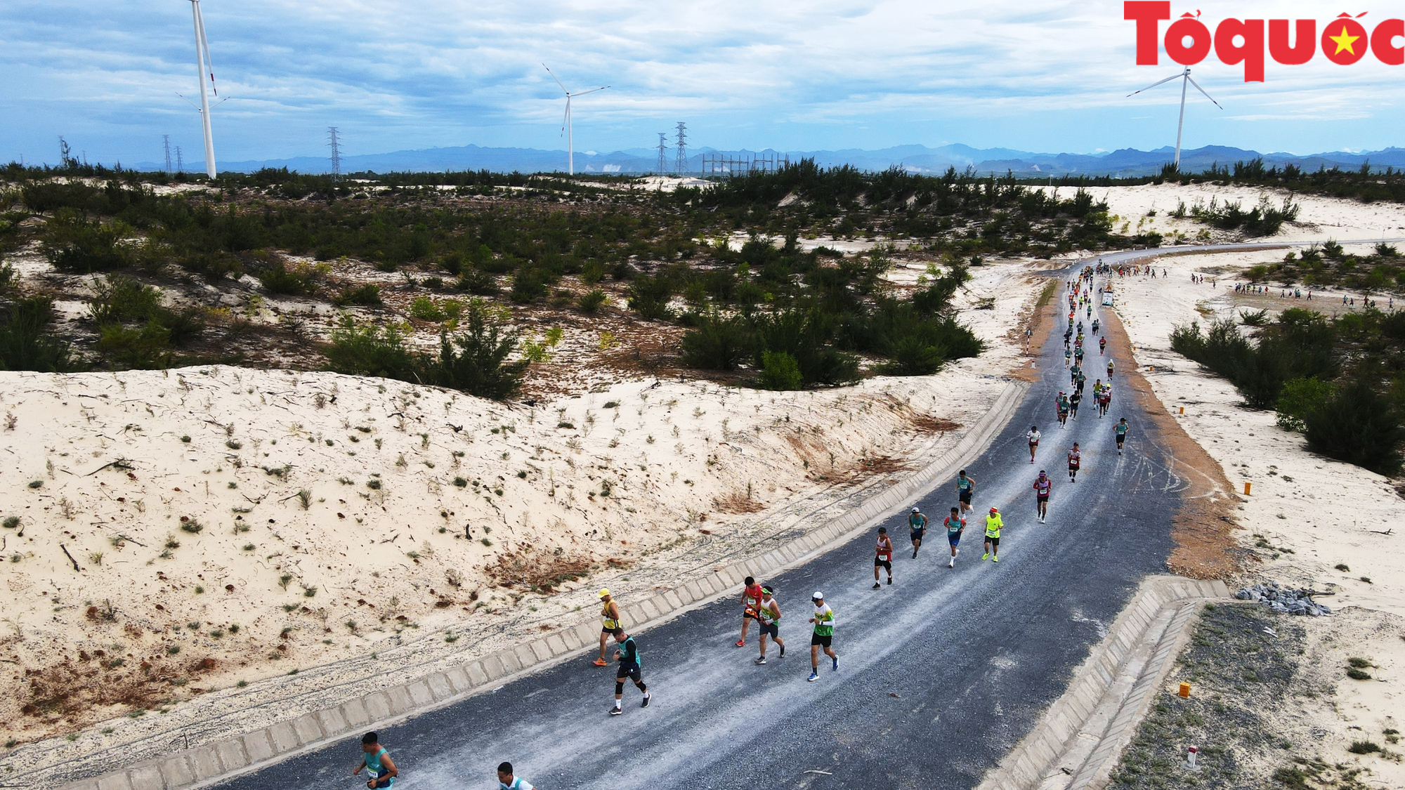 Ấn tượng giải chạy Marathon &quot;xanh&quot; trên đồi cát trắng Quảng Bình - Ảnh 1.