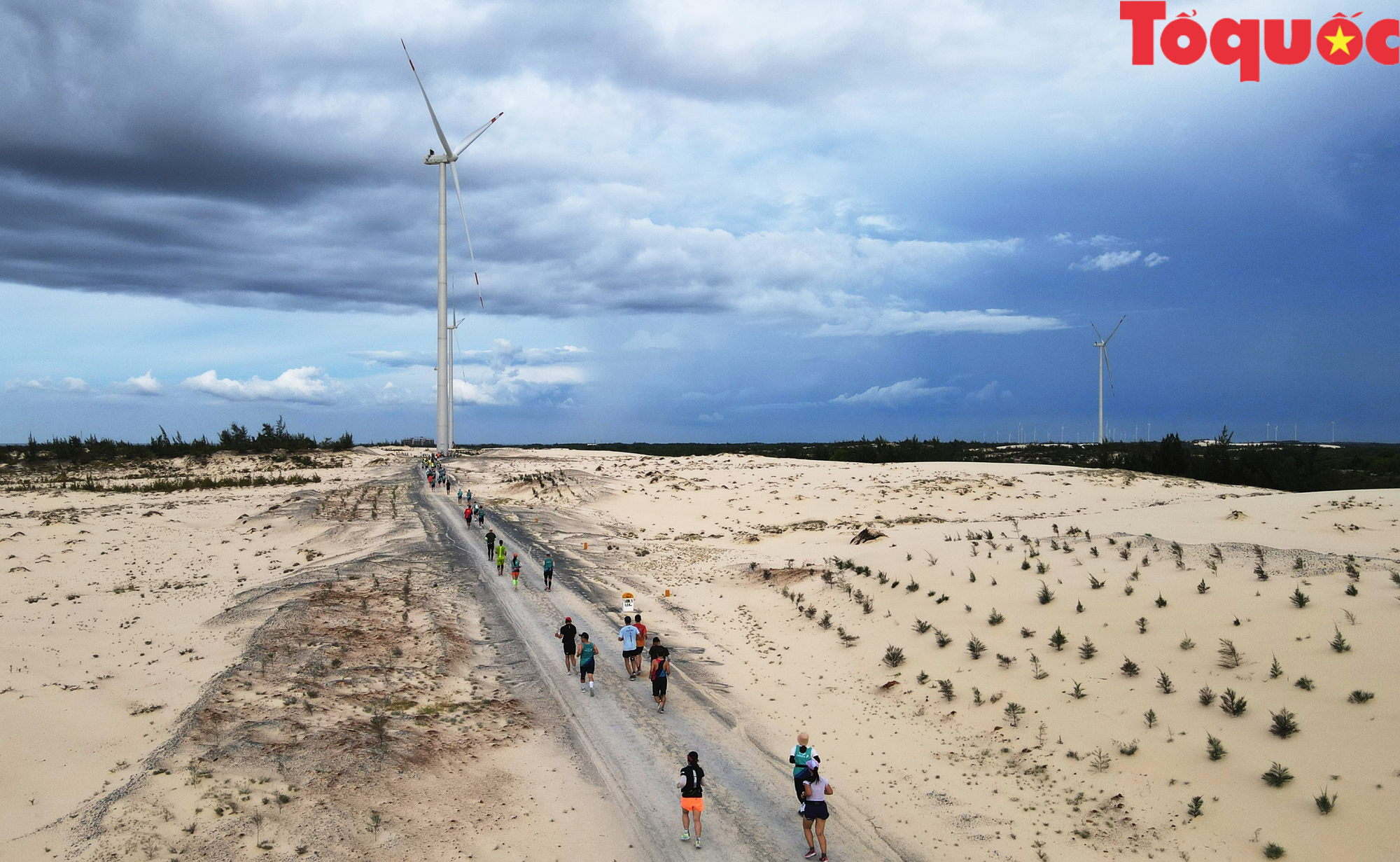 Ấn tượng giải chạy Marathon &quot;xanh&quot; trên đồi cát trắng Quảng Bình - Ảnh 9.