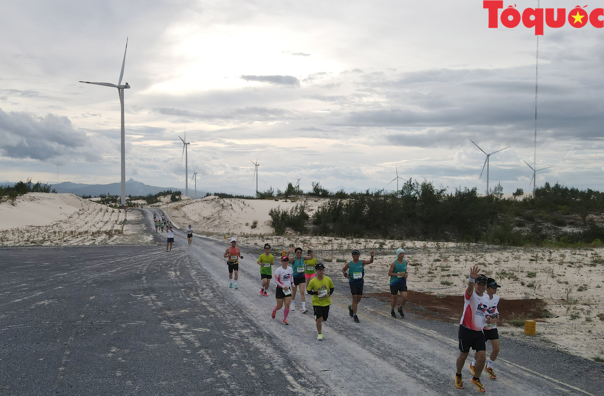 Ấn tượng giải chạy Marathon &quot;xanh&quot; trên đồi cát trắng Quảng Bình - Ảnh 2.