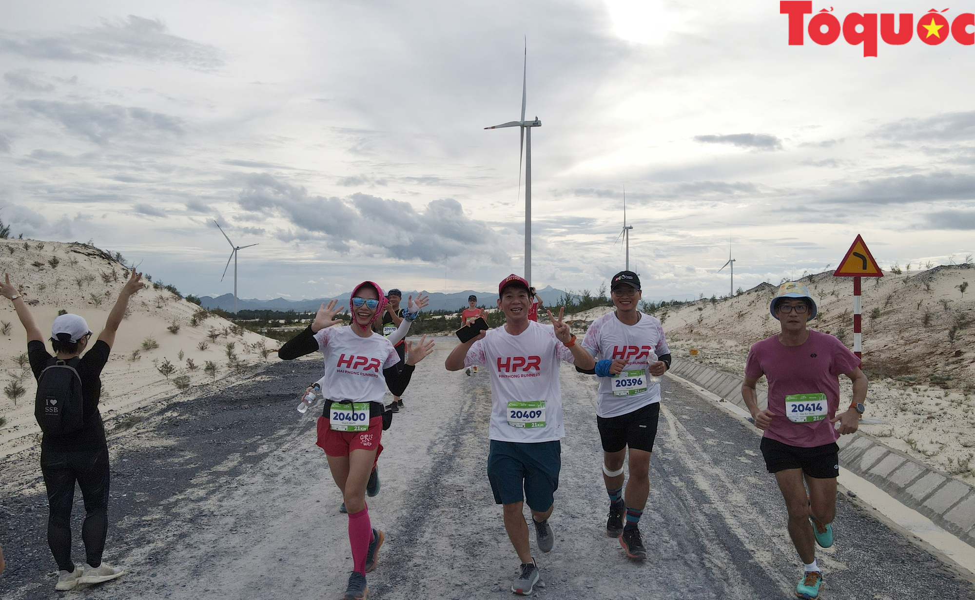 Ấn tượng giải chạy Marathon &quot;xanh&quot; trên đồi cát trắng Quảng Bình - Ảnh 3.