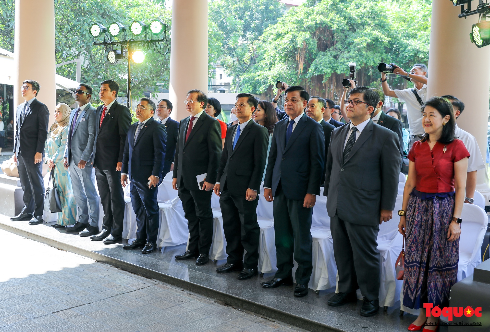 Chùm ảnh: Khai mạc Triển lãm &quot;Sắc màu văn hóa ASEAN&quot; - Ảnh 2.