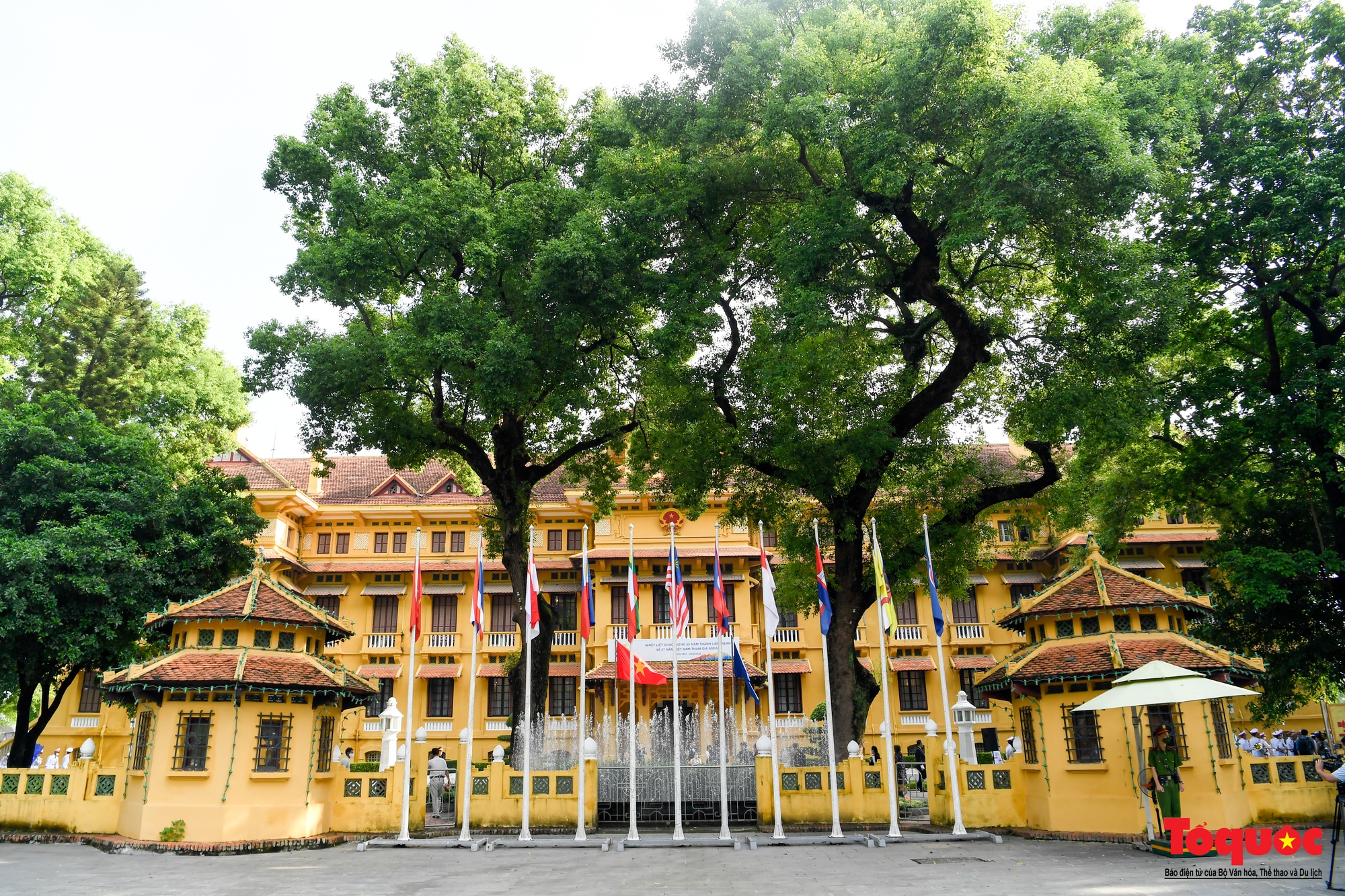 Trang trọng Lễ thượng cờ kỷ niệm 55 năm thành lập ASEAN tại Hà Nội - Ảnh 10.