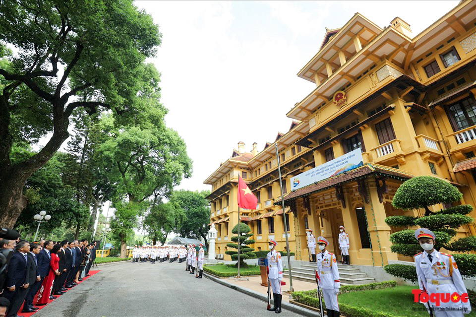 Trang trọng Lễ thượng cờ kỷ niệm 55 năm thành lập ASEAN tại Hà Nội - Ảnh 1.