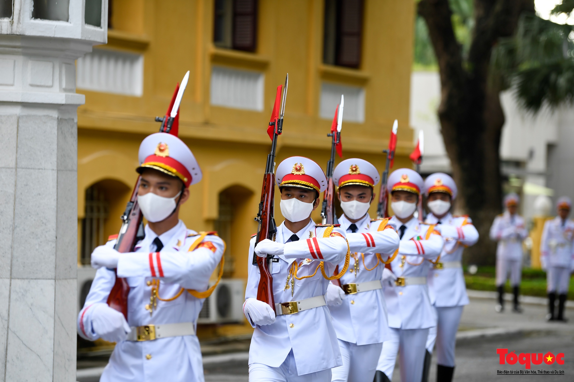 Trang trọng Lễ thượng cờ kỷ niệm 55 năm thành lập ASEAN tại Hà Nội - Ảnh 4.