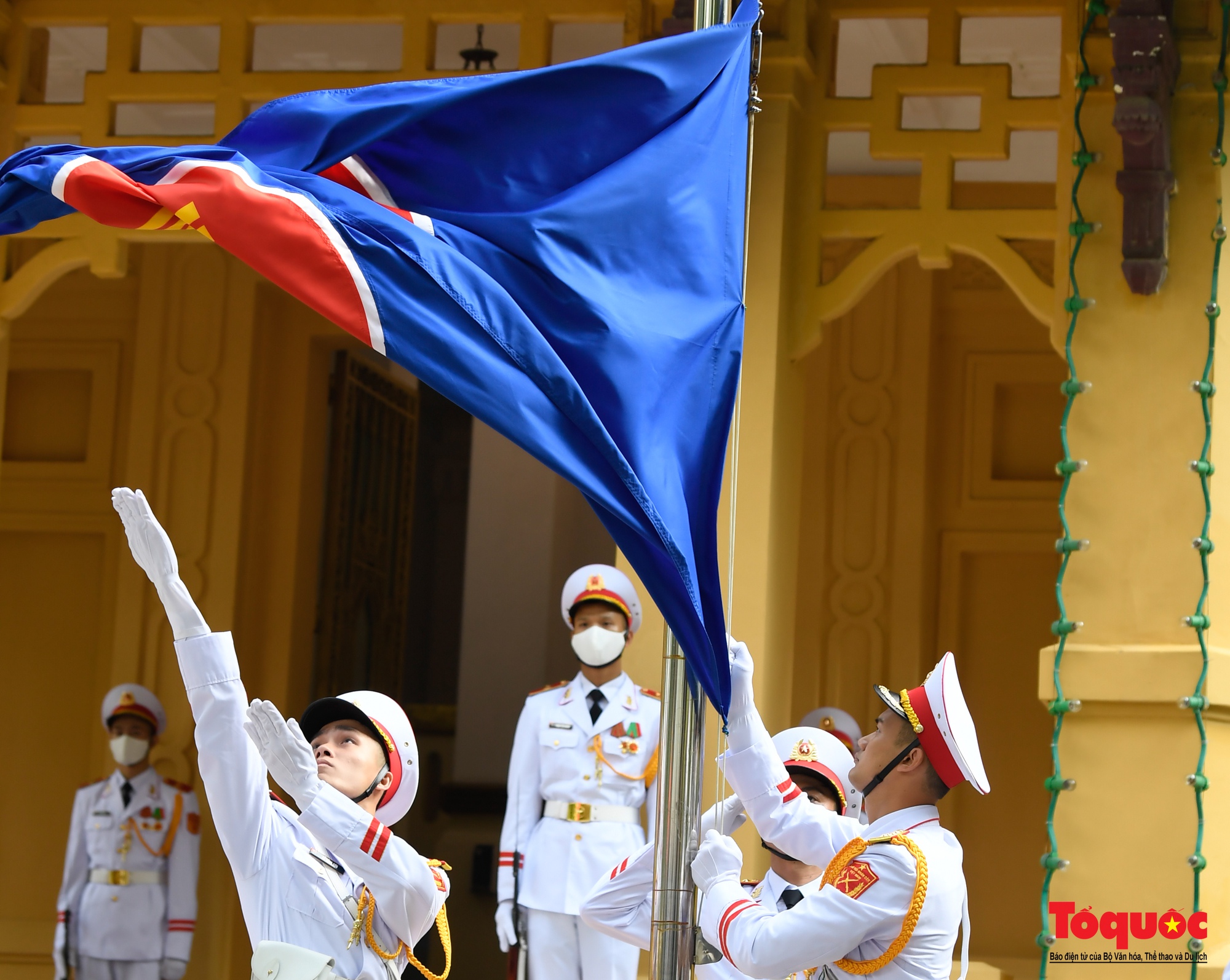 Trang trọng Lễ thượng cờ kỷ niệm 55 năm thành lập ASEAN tại Hà Nội - Ảnh 6.