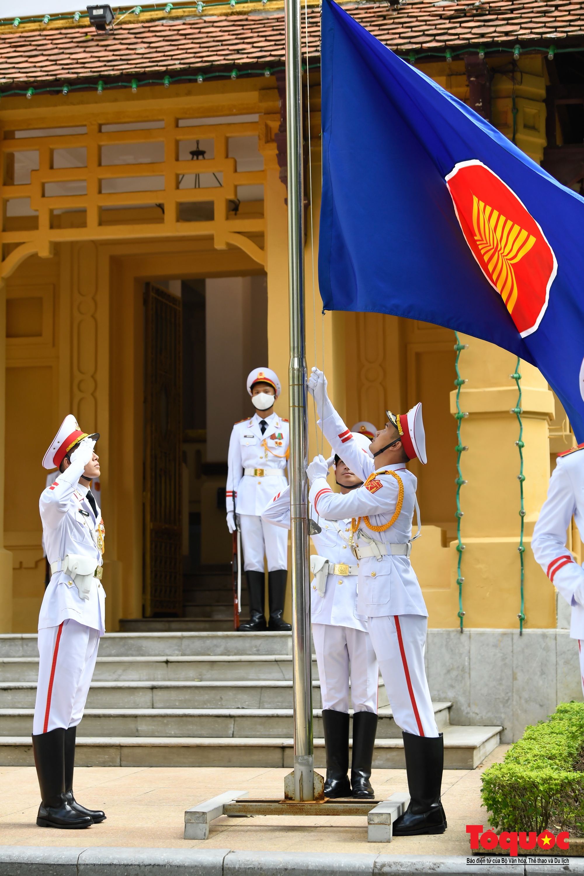 Trang trọng Lễ thượng cờ kỷ niệm 55 năm thành lập ASEAN tại Hà Nội - Ảnh 8.
