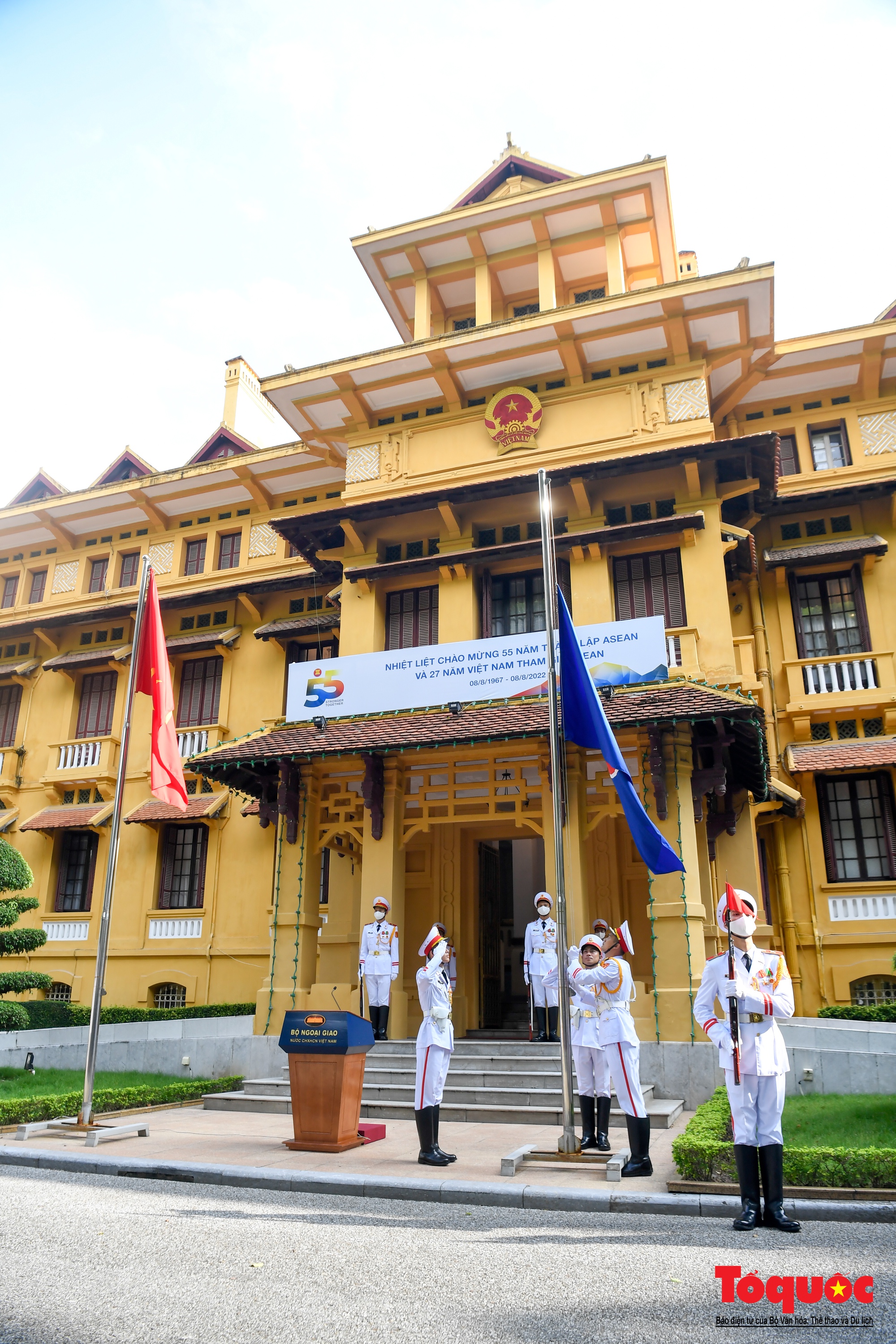 Trang trọng Lễ thượng cờ kỷ niệm 55 năm thành lập ASEAN tại Hà Nội - Ảnh 7.