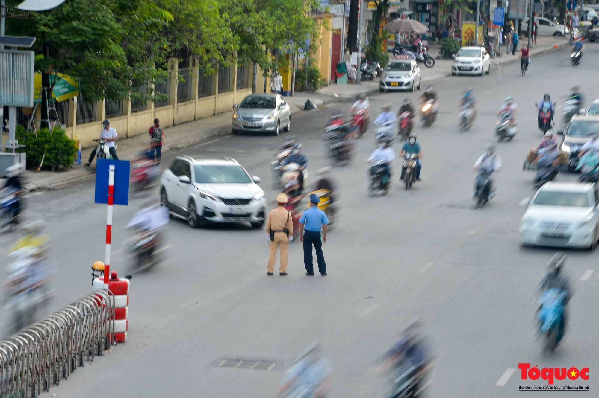 Hà Nội: Giao thông lộn xộn trên đường Nguyễn Trãi sau phân làn mới - Ảnh 16.