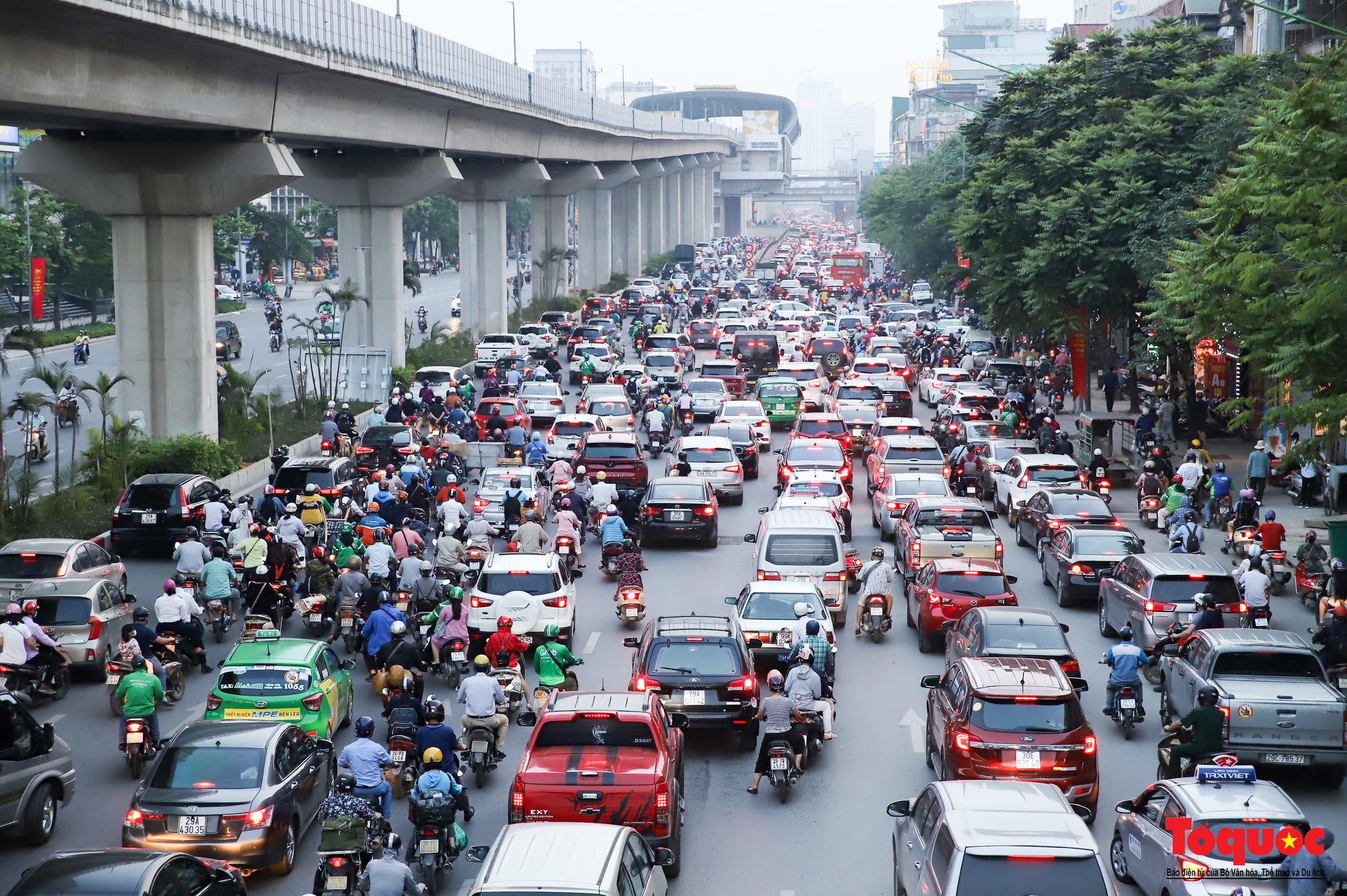 Hà Nội: Giao thông lộn xộn trên đường Nguyễn Trãi sau phân làn mới - Ảnh 2.