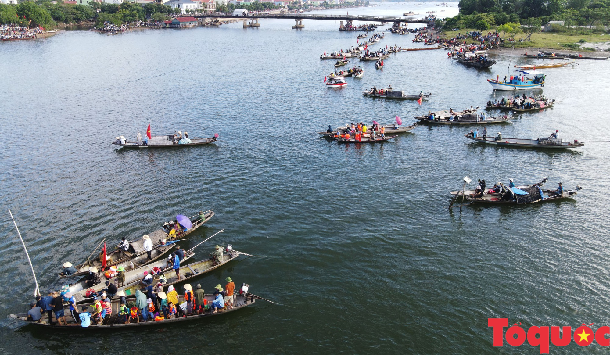 Quảng Bình: Lễ hội &quot;Đua thuyền truyền thống trên sông Nhật Lệ&quot; là di sản văn hoá phi vật thể quốc gia - Ảnh 9.