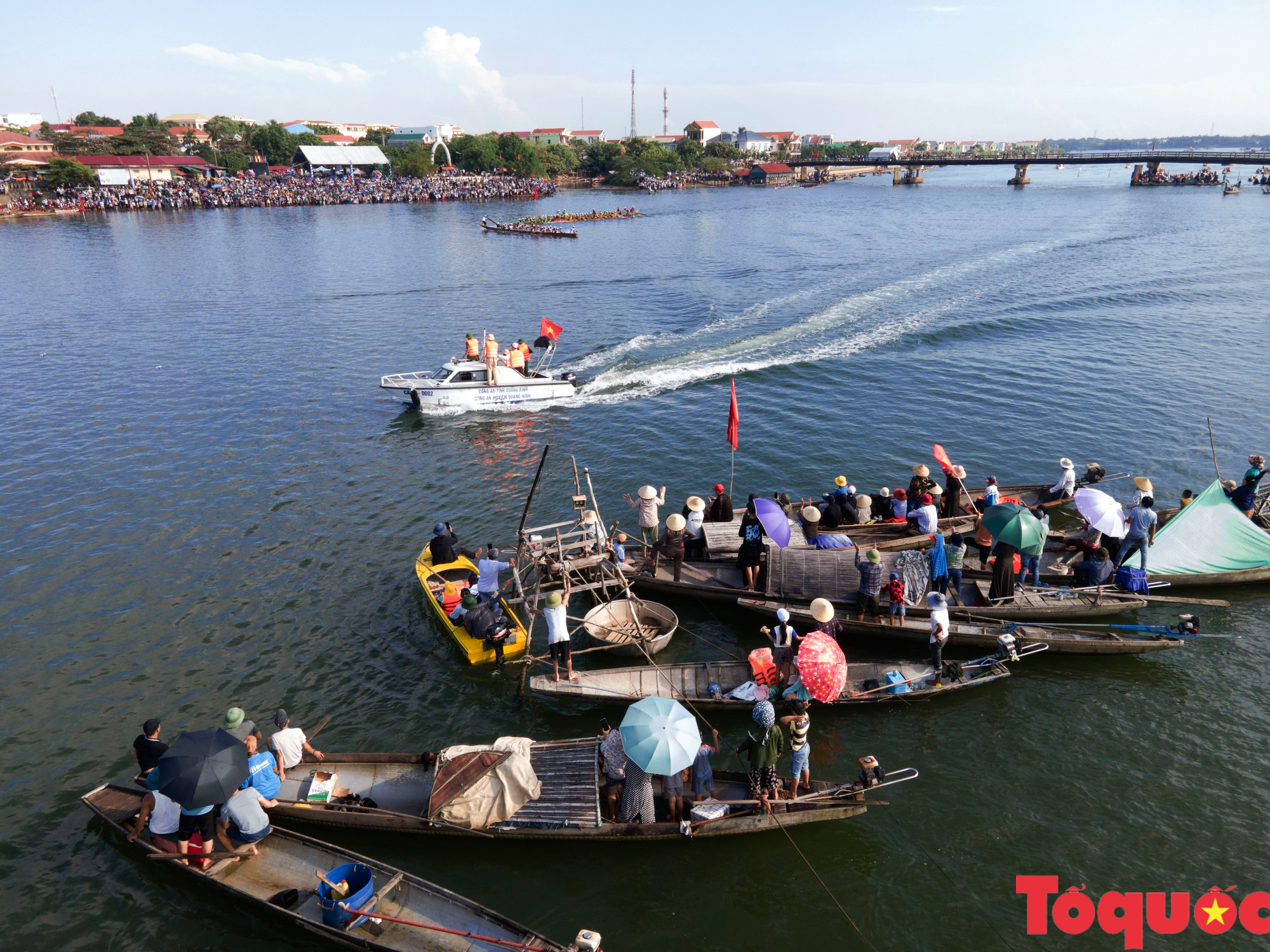Quảng Bình: Lễ hội &quot;Đua thuyền truyền thống trên sông Nhật Lệ&quot; là di sản văn hoá phi vật thể quốc gia - Ảnh 11.