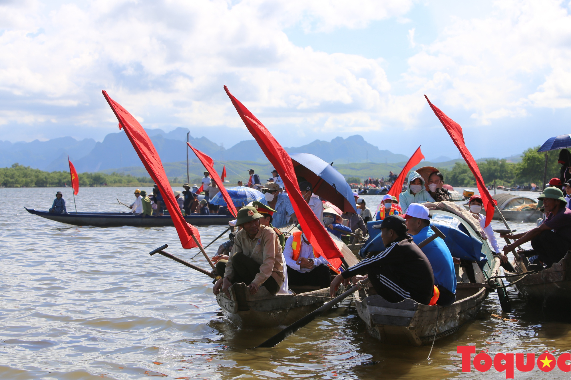 Quảng Bình: Lễ hội &quot;Đua thuyền truyền thống trên sông Nhật Lệ&quot; là di sản văn hoá phi vật thể quốc gia - Ảnh 16.