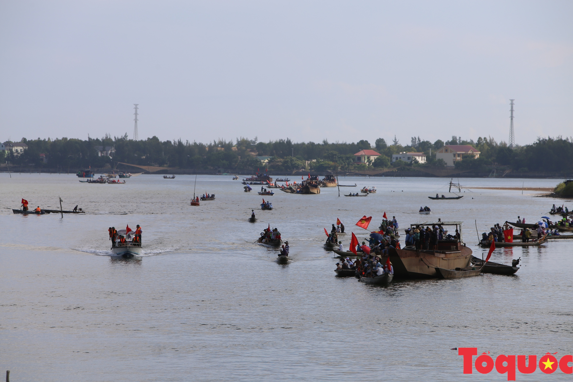 Quảng Bình: Lễ hội &quot;Đua thuyền truyền thống trên sông Nhật Lệ&quot; là di sản văn hoá phi vật thể quốc gia - Ảnh 10.