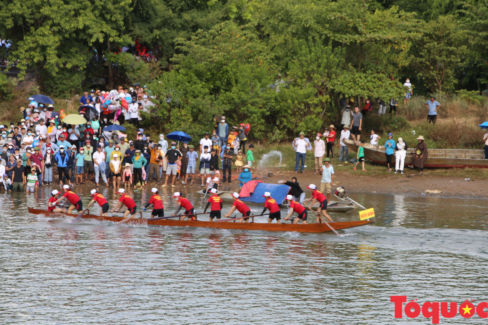 Quảng Bình: Lễ hội &quot;Đua thuyền truyền thống trên sông Nhật Lệ&quot; là di sản văn hoá phi vật thể quốc gia - Ảnh 7.