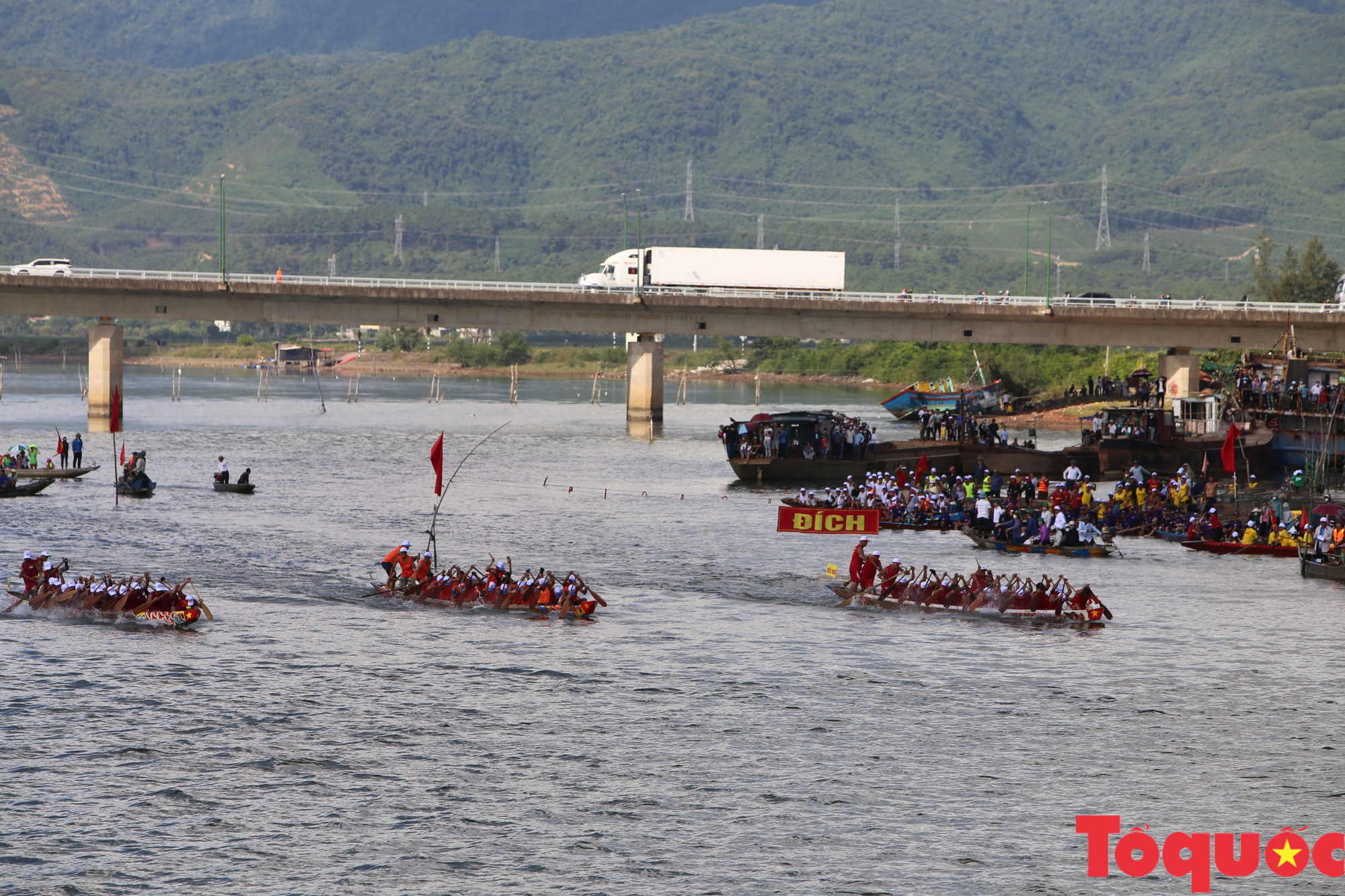 Quảng Bình: Lễ hội &quot;Đua thuyền truyền thống trên sông Nhật Lệ&quot; là di sản văn hoá phi vật thể quốc gia - Ảnh 3.