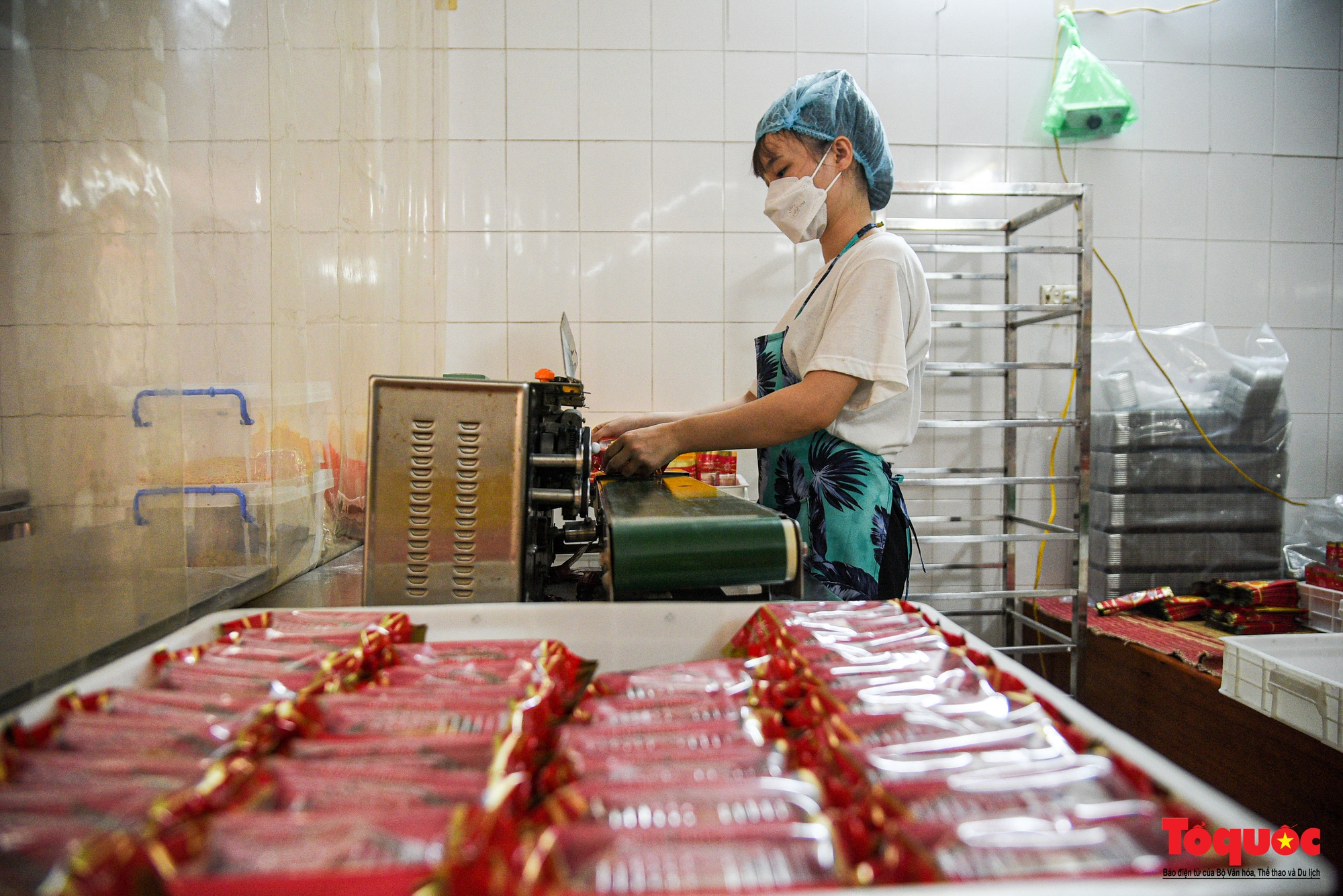 Mục sở thị quy trình sản xuất bánh Trung thu ở thủ phủ sản xuất bánh kẹo lâu đời tại Hà Nội - Ảnh 13.
