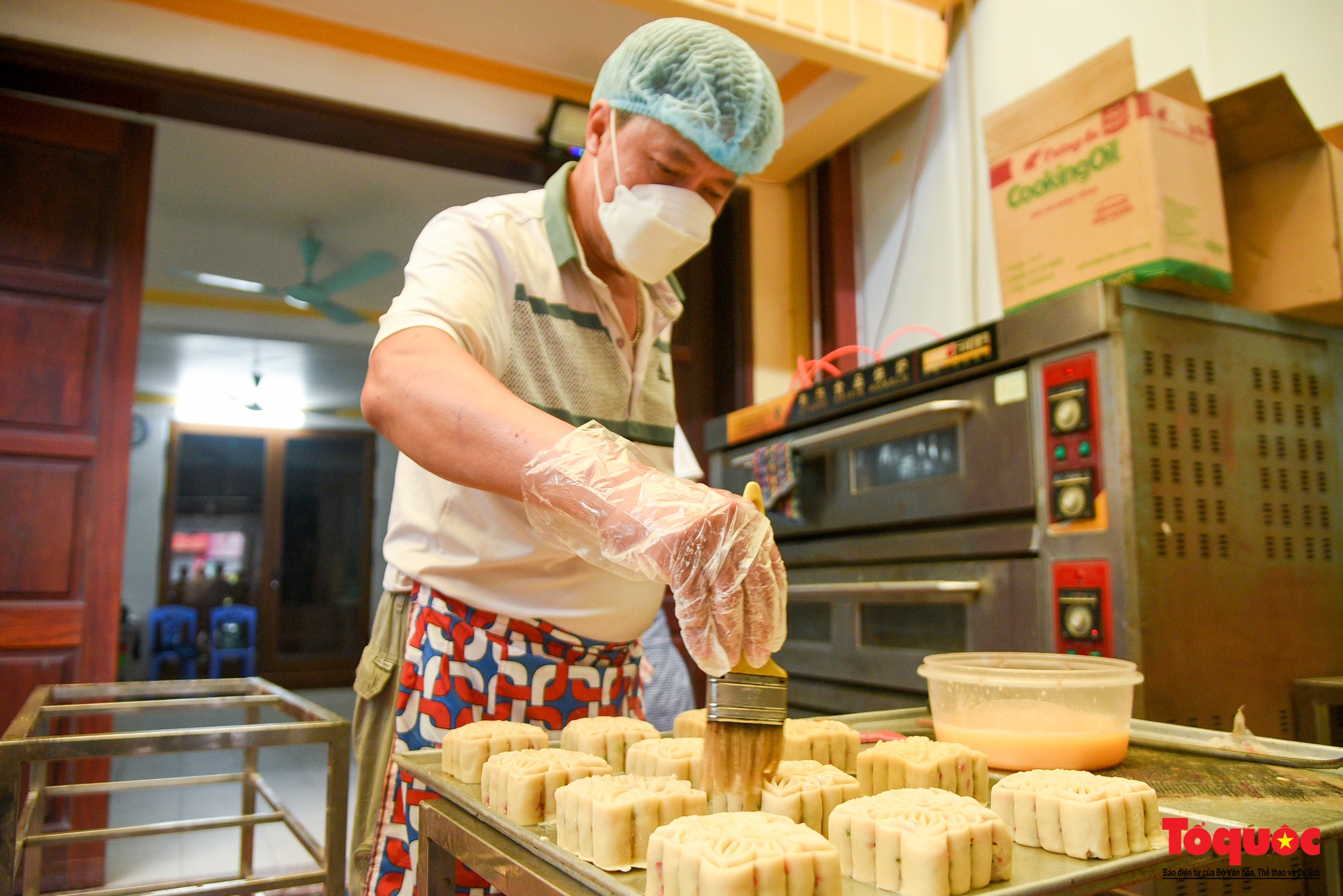 Mục sở thị quy trình sản xuất bánh Trung thu ở thủ phủ sản xuất bánh kẹo lâu đời tại Hà Nội - Ảnh 8.