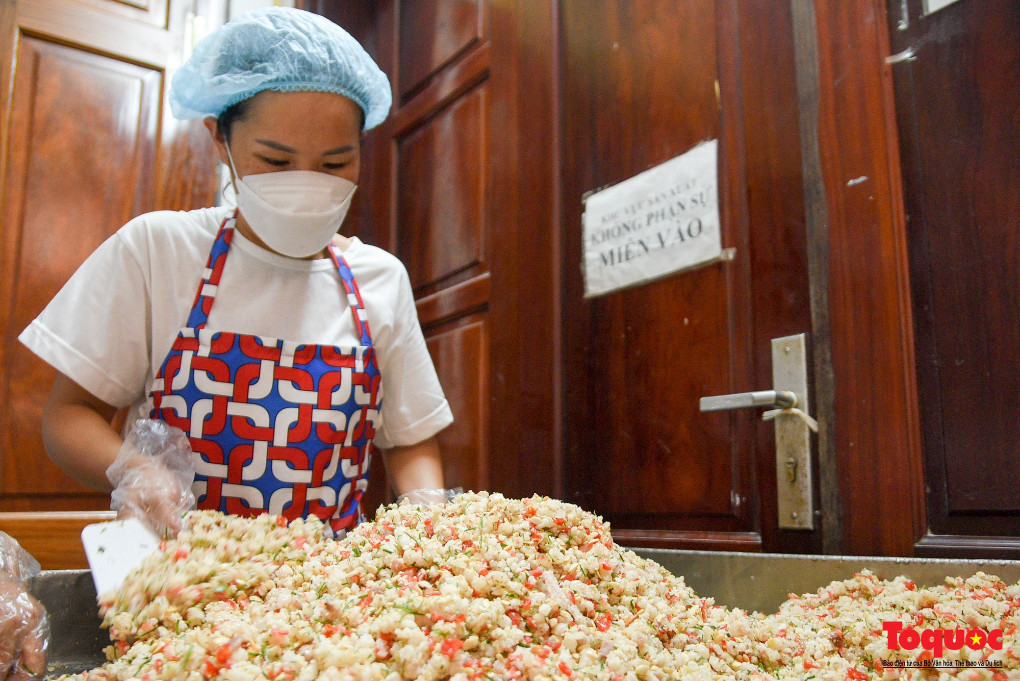 Mục sở thị quy trình sản xuất bánh Trung thu ở thủ phủ sản xuất bánh kẹo lâu đời tại Hà Nội - Ảnh 2.
