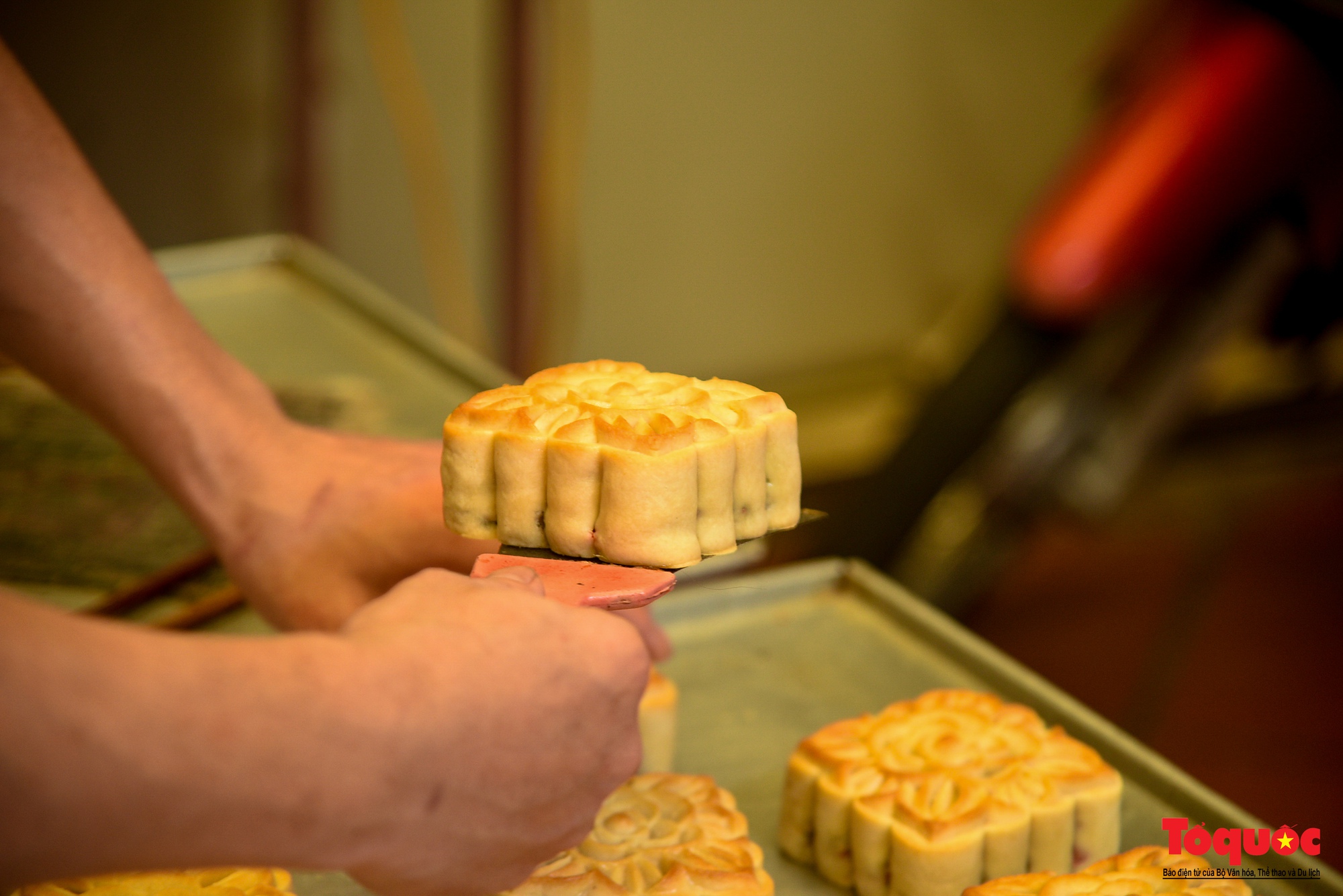 Mục sở thị quy trình sản xuất bánh Trung thu ở thủ phủ sản xuất bánh kẹo lâu đời tại Hà Nội - Ảnh 12.