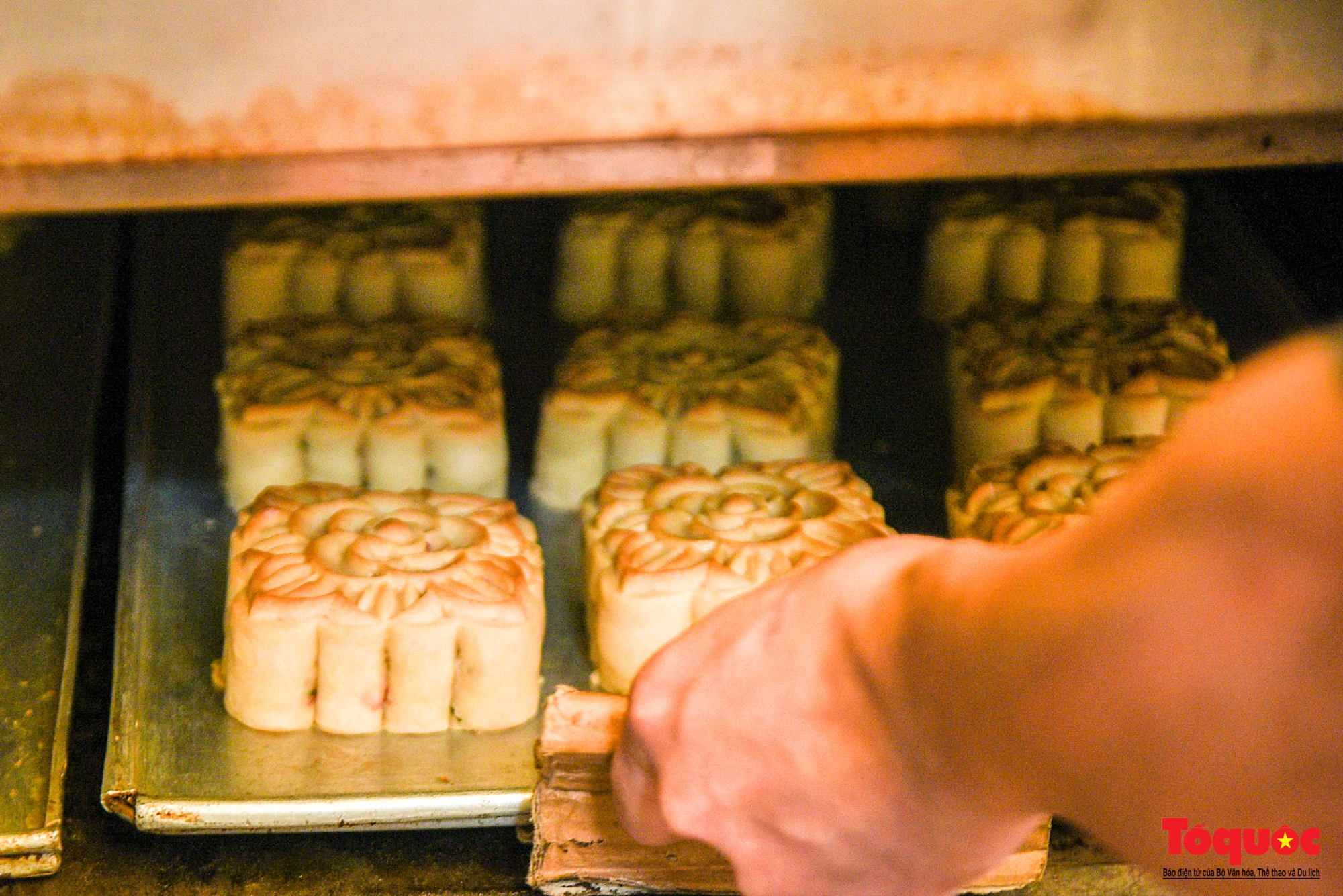 Mục sở thị quy trình sản xuất bánh Trung thu ở thủ phủ sản xuất bánh kẹo lâu đời tại Hà Nội - Ảnh 11.