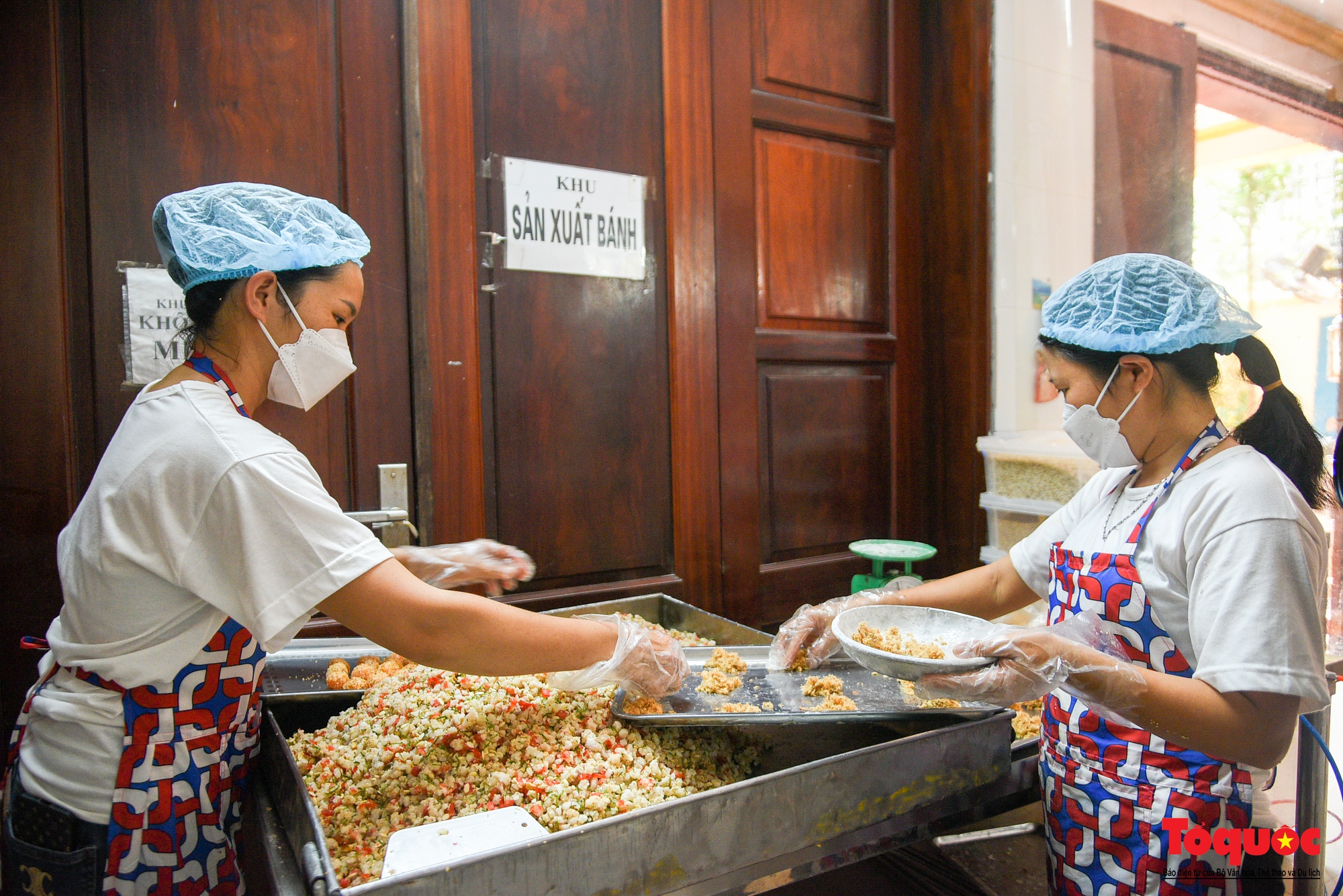 Mục sở thị quy trình sản xuất bánh Trung thu ở thủ phủ sản xuất bánh kẹo lâu đời tại Hà Nội - Ảnh 1.