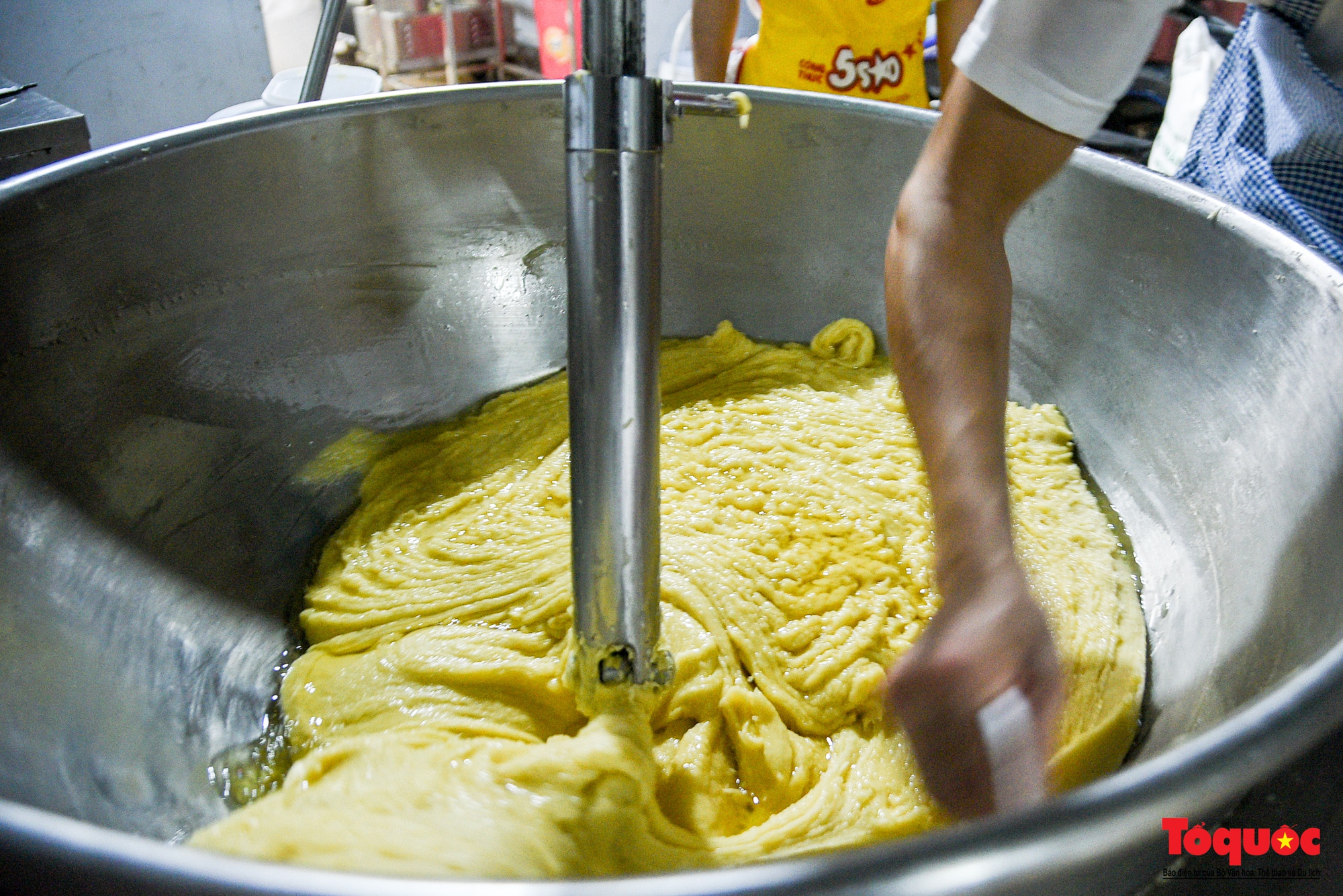 Mục sở thị quy trình sản xuất bánh Trung thu ở thủ phủ sản xuất bánh kẹo lâu đời tại Hà Nội - Ảnh 3.