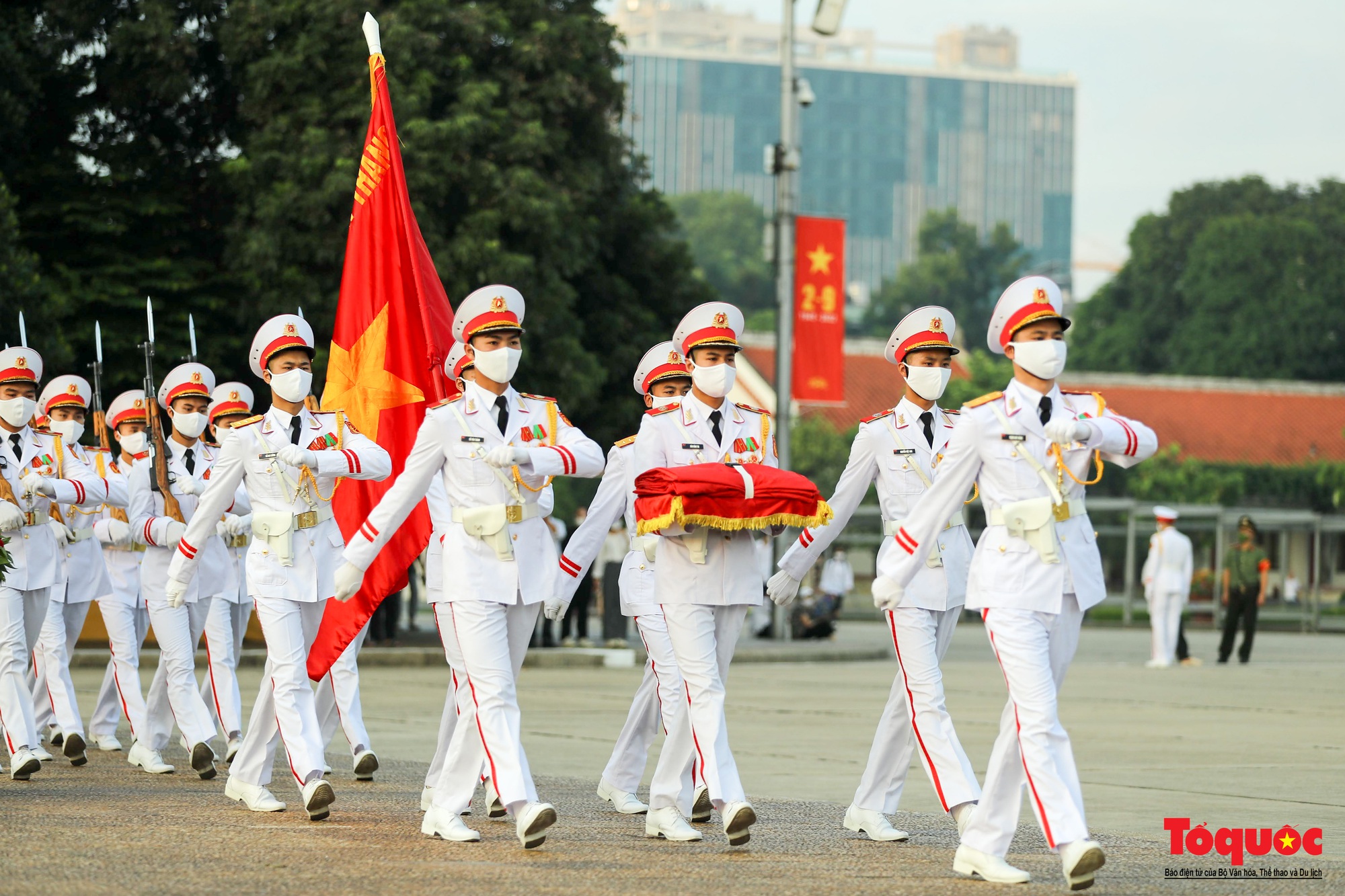 Thiêng liêng nghi Lễ thượng cờ tại Quảng Trường Ba Đình những ngày tháng 9 lịch sử - Ảnh 4.