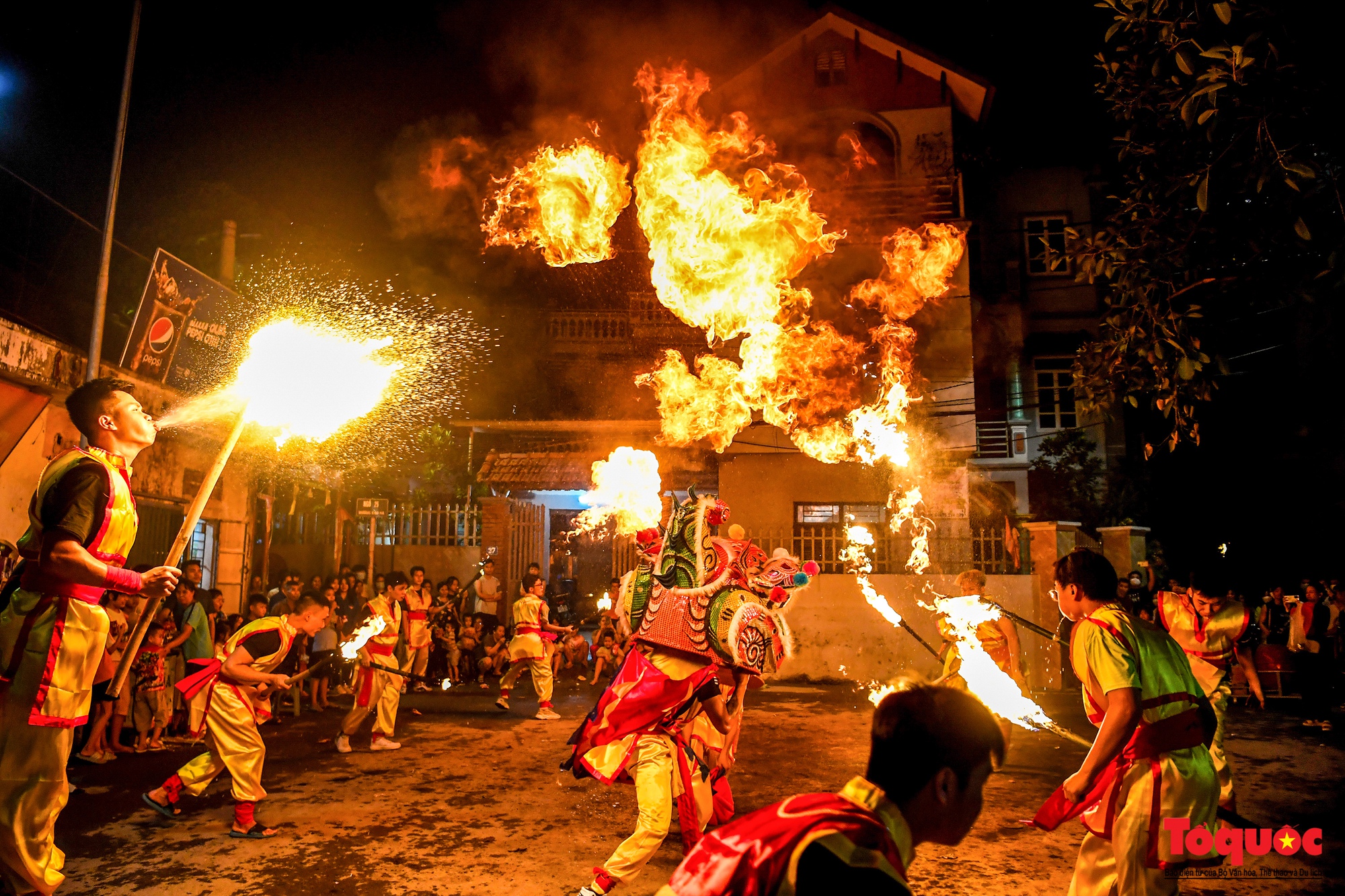 Không khí Trung thu rộn ràng, bình dị ở thành Hà Nội - Ảnh 7.