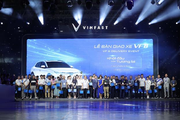 Vinfast bàn giao 100 ô tô điện VF8 đầu tiên chuẩn bị xuất khẩu ra quốc tế - Ảnh 4.