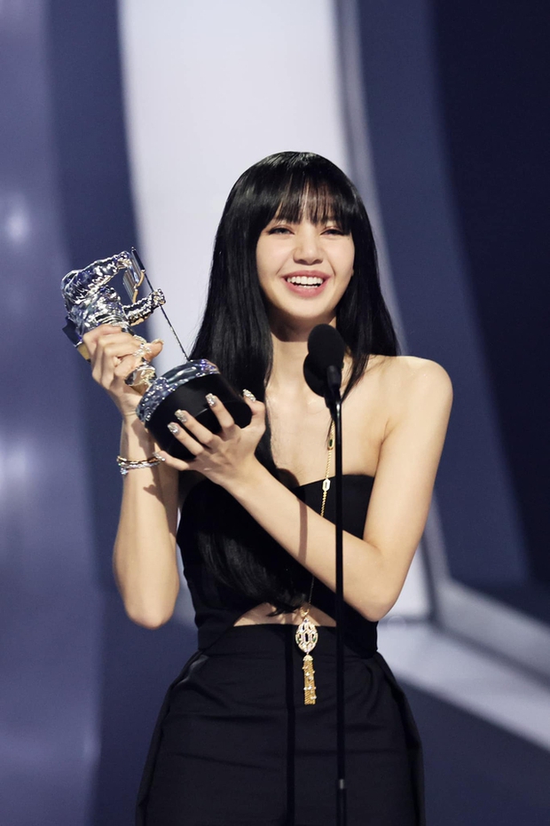 Một năm Lisa (BLACKPINK) solo: Lập hàng loạt kỷ lục, là idol người Thái đầu tiên thắng Best Kpop của VMAs - Ảnh 6.