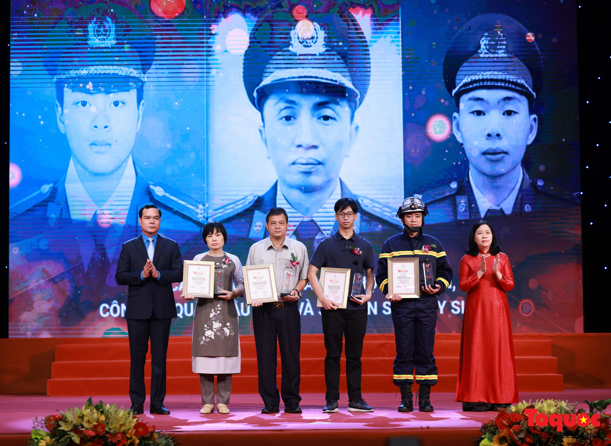 Vinh quang Việt Nam năm 2022: Vinh danh các chiến sĩ PCCC Cầu Giấy đã hi sinh khi làm nhiệm vụ  - Ảnh 1.