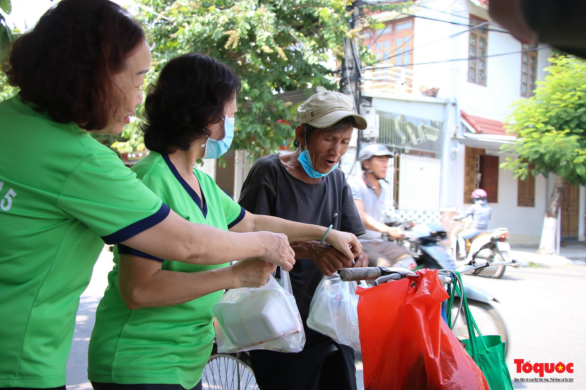 Phân loại rác tại nguồn bán lấy tiền duy trì “bếp ăn 0 đồng” giúp người khó khăn - Ảnh 11.