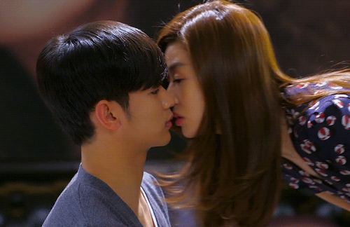 Những cặp đôi &quot;oan gia ngõ hẹp&quot; ngọt ngào nhất phim Hàn: Song Hye Kyo tái ngộ Song Joong Ki - Ảnh 3.