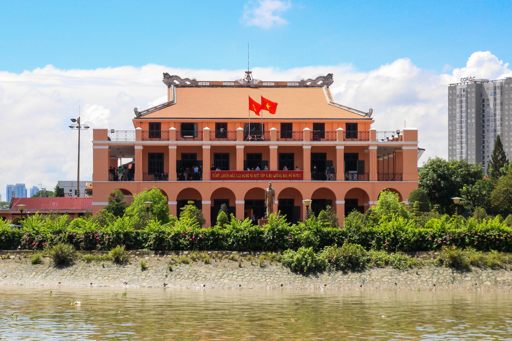 ទីក្រុងហូជីមិញរៀបចំសកម្មភាពជាច្រើនដើម្បីអបអរសាទរថ្ងៃឈប់សម្រាកសំខាន់ៗ និងព្រឹត្តិការណ៍ប្រវត្តិសាស្ត្រ និងនយោបាយសំខាន់ៗក្នុងឆ្នាំ 2024 - រូបថតទី 2 ។ TP.HCM tổ chức nhiều hoạt động kỷ niệm các ngày lễ lớn, sự kiện lịch sử, chính trị quan trọng năm 2024 - Ảnh 2.