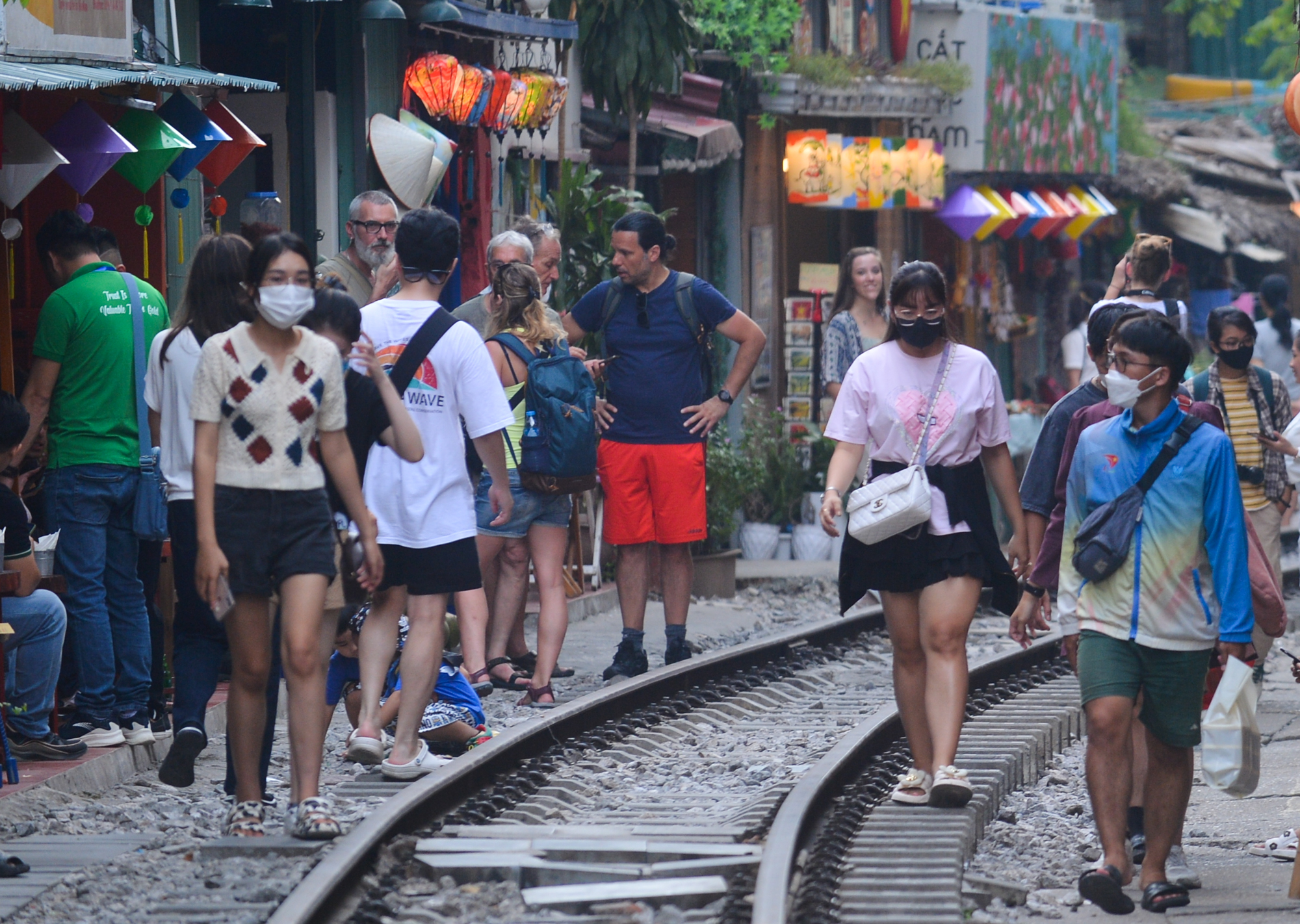 Hà Nội: Công an dựng rào chắn trong đêm ở phố cafe đường tàu, du khách thất vọng đứng ngoài quay phim - Ảnh 3.