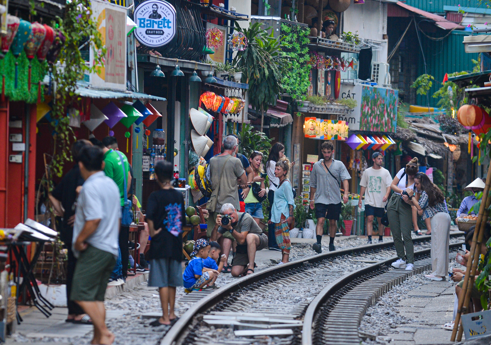 Hà Nội: Công an dựng rào chắn trong đêm ở phố cafe đường tàu, du khách thất vọng đứng ngoài quay phim - Ảnh 2.