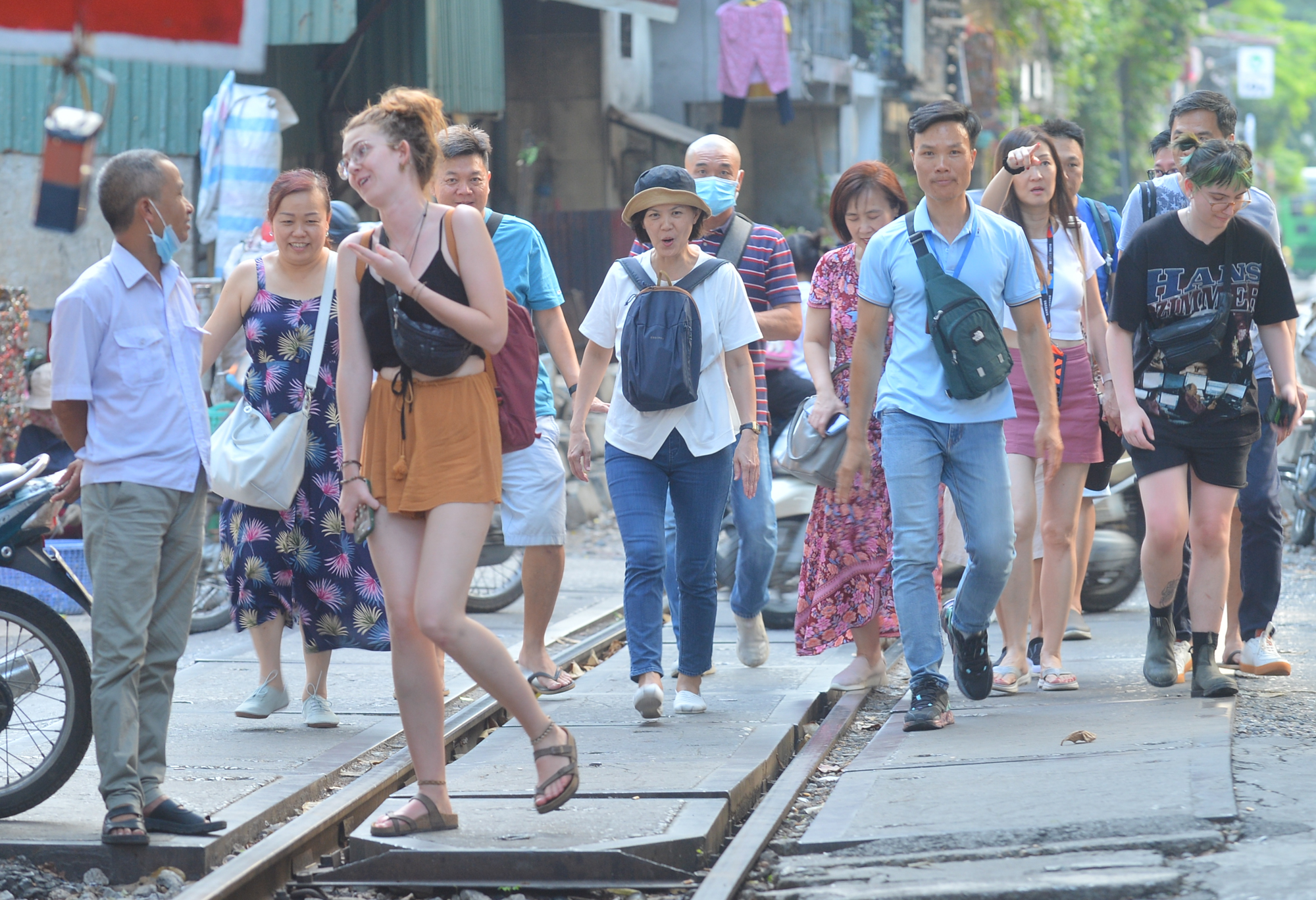 Hà Nội: Công an dựng rào chắn trong đêm ở phố cafe đường tàu, du khách thất vọng đứng ngoài quay phim - Ảnh 5.