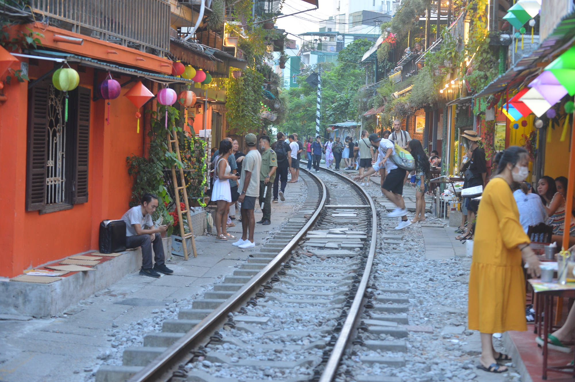 Hà Nội: Công an dựng rào chắn trong đêm ở phố cafe đường tàu, du khách thất vọng đứng ngoài quay phim - Ảnh 1.