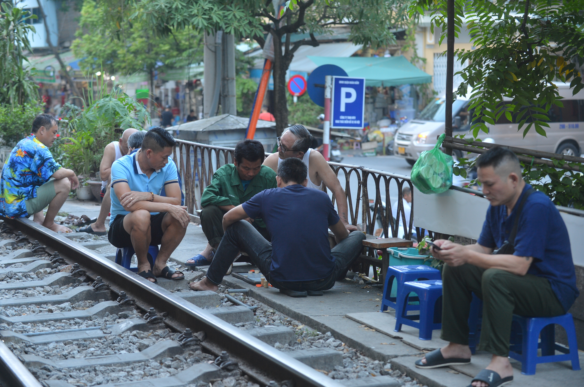 Hà Nội: Công an dựng rào chắn trong đêm ở phố cafe đường tàu, du khách thất vọng đứng ngoài quay phim - Ảnh 9.