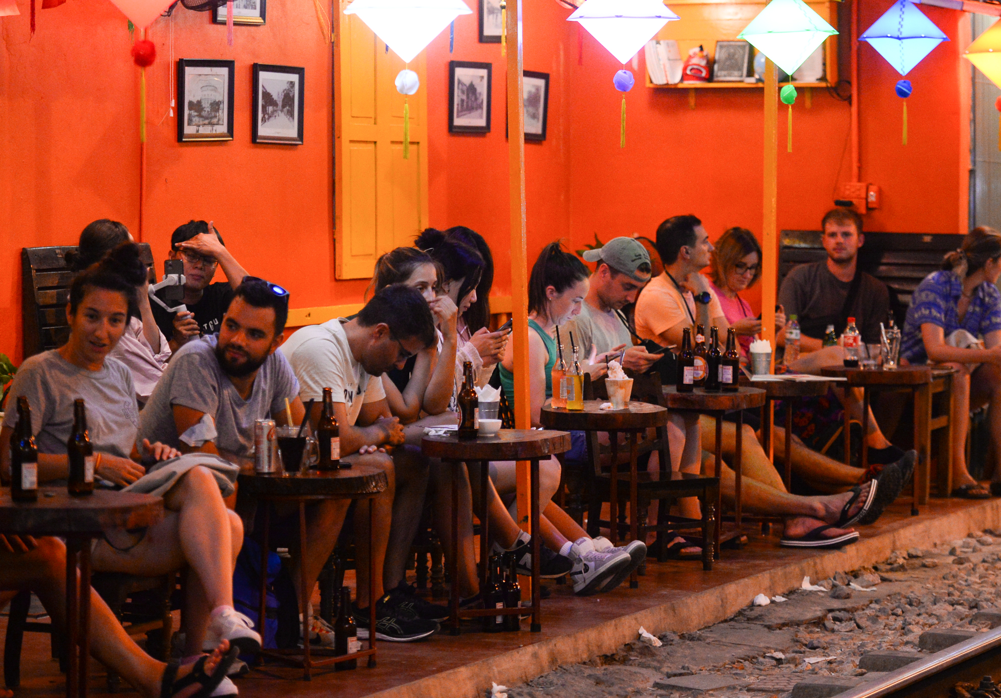 Hà Nội: Công an dựng rào chắn trong đêm ở phố cafe đường tàu, du khách thất vọng đứng ngoài quay phim - Ảnh 10.