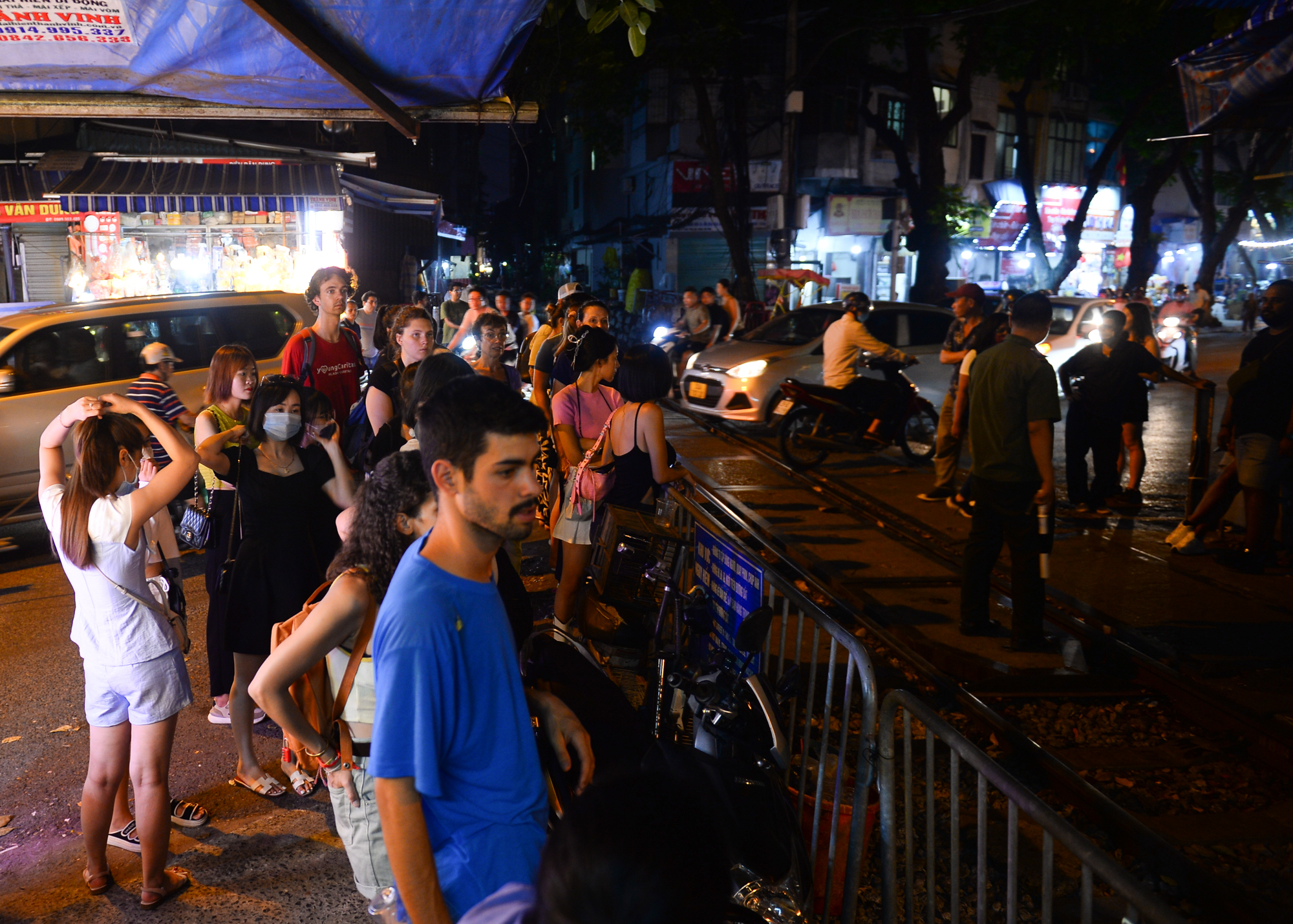 Hà Nội: Công an dựng rào chắn trong đêm ở phố cafe đường tàu, du khách thất vọng đứng ngoài quay phim - Ảnh 11.
