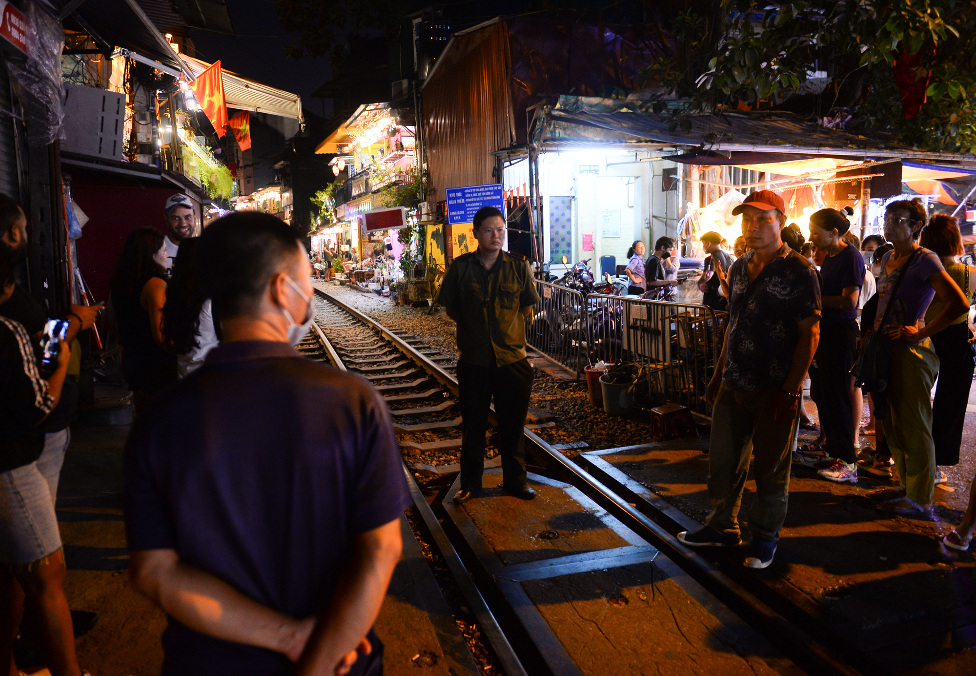 Hà Nội: Công an dựng rào chắn trong đêm ở phố cafe đường tàu, du khách thất vọng đứng ngoài quay phim - Ảnh 13.