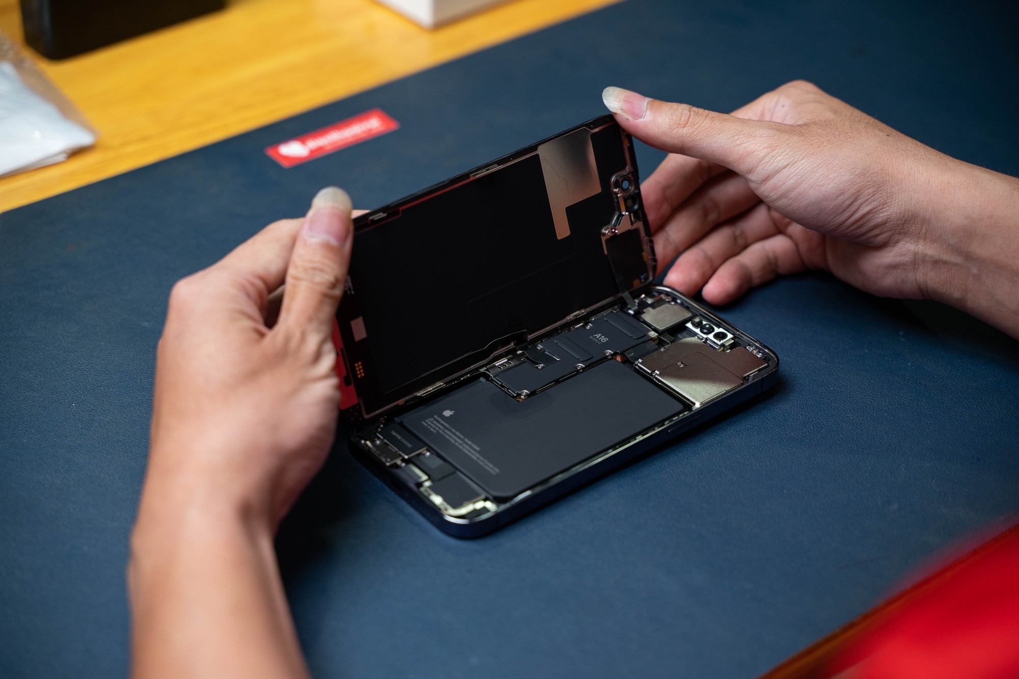 Disassemble iPhone 14 Pro Max and discover the most error-prone details