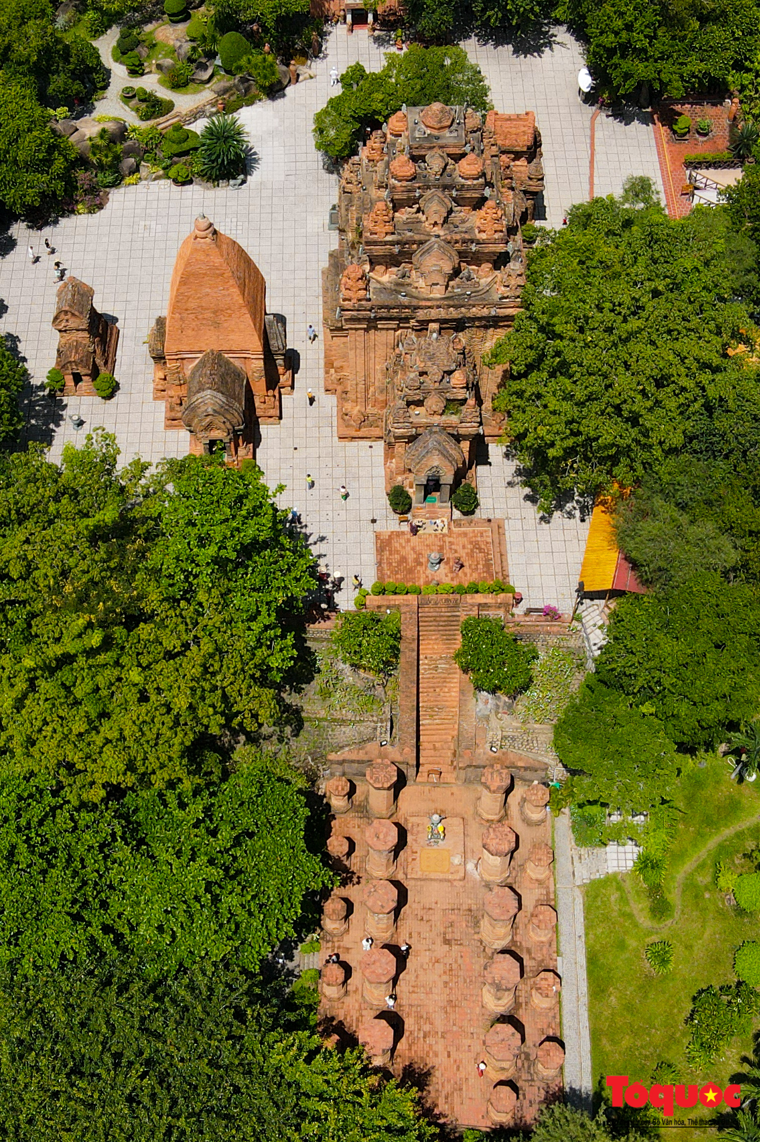 Tháp bà Ponagar: Kiệt tác kiến trúc của người Chăm - Ảnh 2.