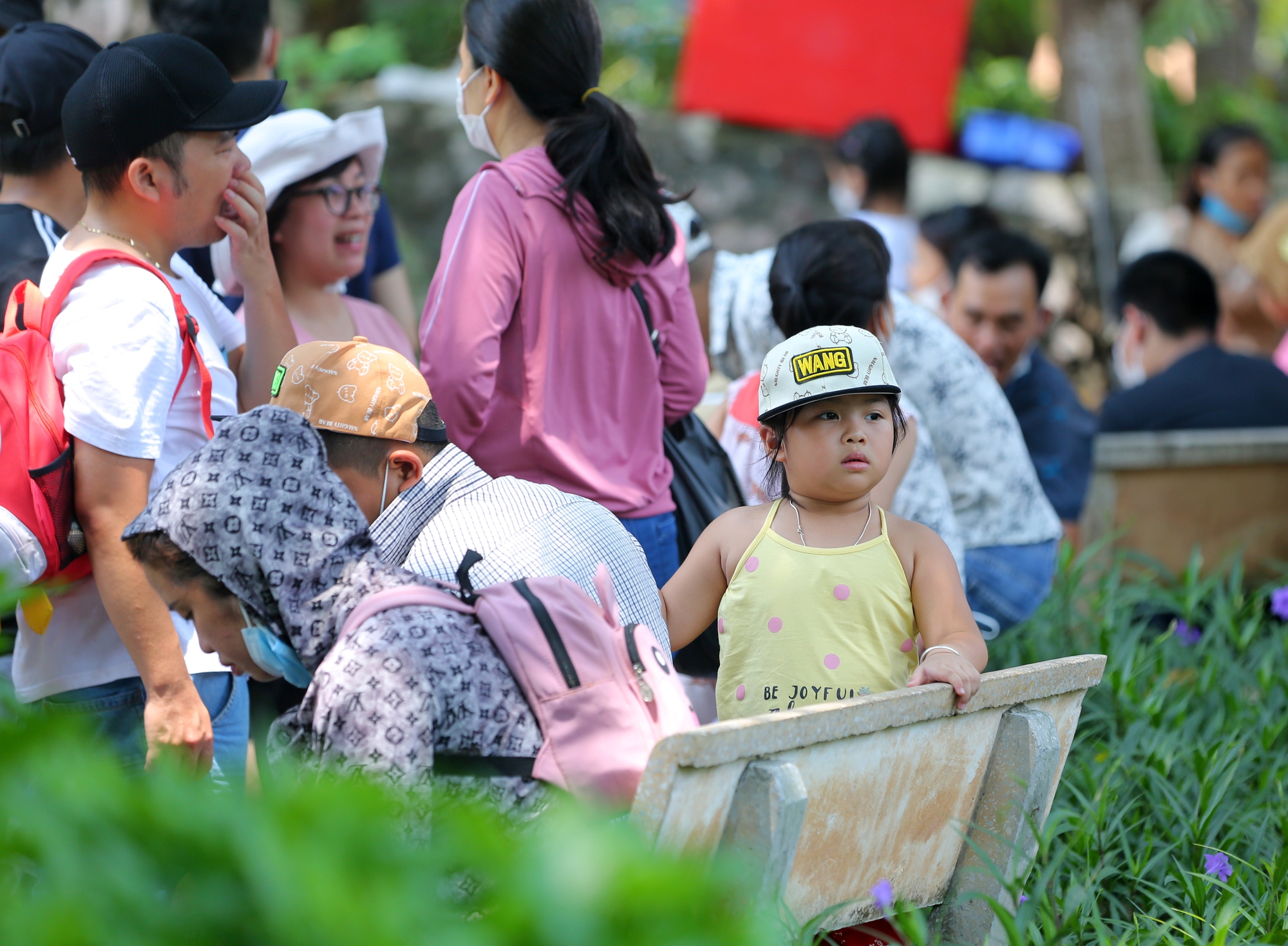 Ảnh: Công viên Thủ Lệ đông nghịt ngày 2/9, người lớn, trẻ nhỏ chen nhau đội nắng thăm quan - Ảnh 15.