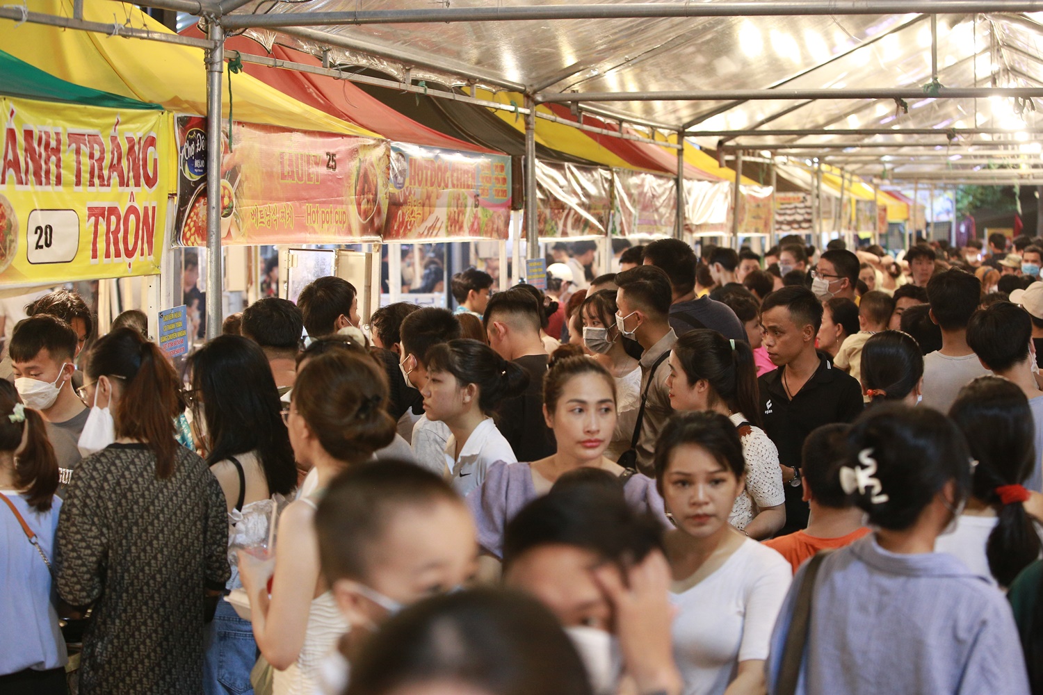 Hàng nghìn người chen chân xem múa lân, chợ đêm Đà Nẵng ken kín lối - Ảnh 8.