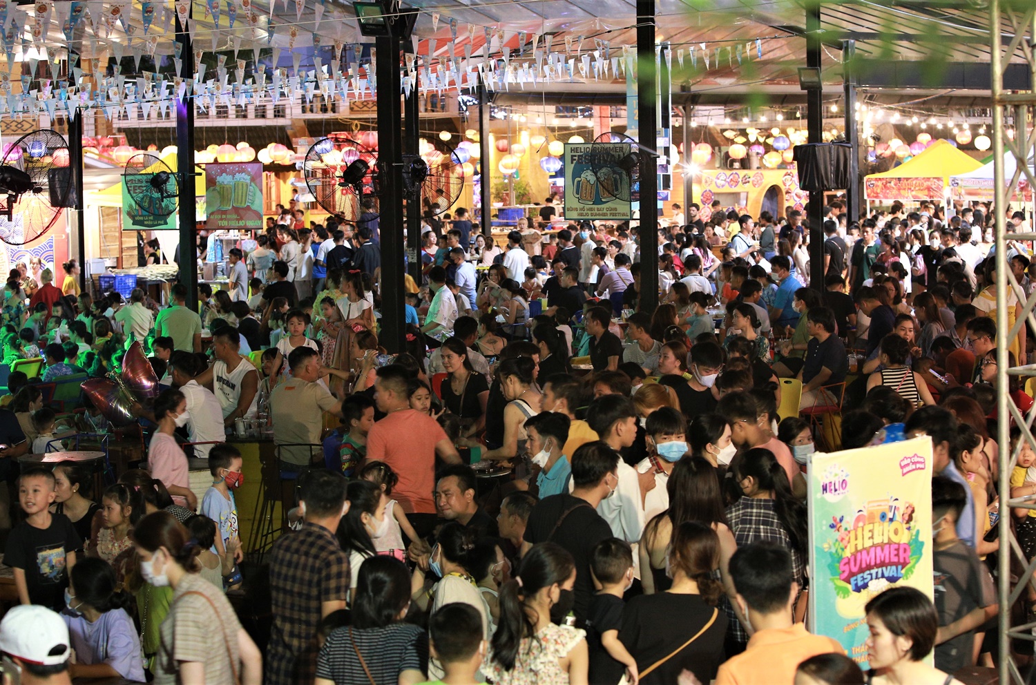 Hàng nghìn người chen chân xem múa lân, chợ đêm Đà Nẵng ken kín lối - Ảnh 13.