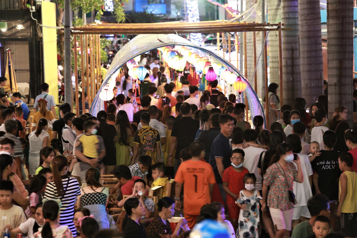 Hàng nghìn người chen chân xem múa lân, chợ đêm Đà Nẵng ken kín lối - Ảnh 2.
