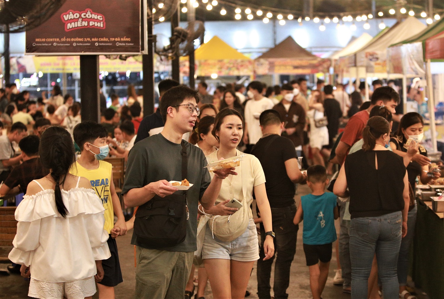 Hàng nghìn người chen chân xem múa lân, chợ đêm Đà Nẵng ken kín lối - Ảnh 16.